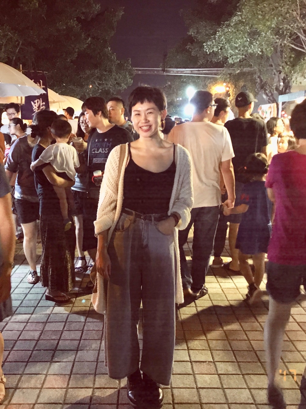 「秋のコーデ、秋、ootd、黒、休日スタイル、休日コーデ、Dr.Martens、Taiwan、Pull&Bear」｜「PULL&BEARのアイテム（ピーコート、ホワイト系）」を使った、芮翠樹さん（レディース・164cm）の秋コーディネートの1枚目の写真