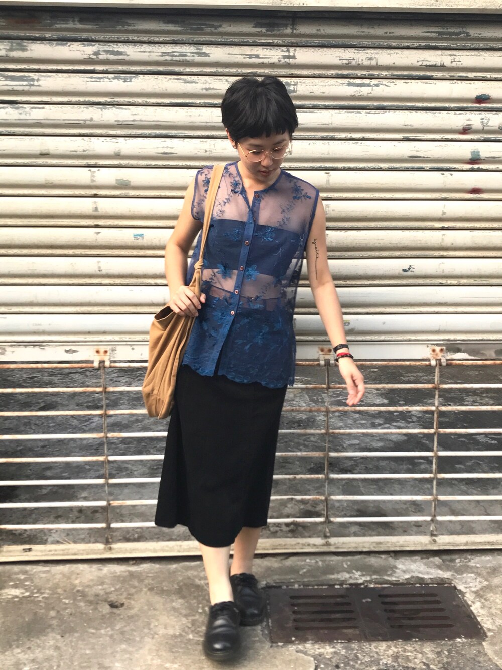 「秋のコーデ、black、秋色、古着MIX、Dr.Martens、Taiwan」｜「古著のアイテム（シャツ/ブラウス、ブルー系）」を使った、芮翠樹さん（レディース・164cm）の秋コーディネートの1枚目の写真