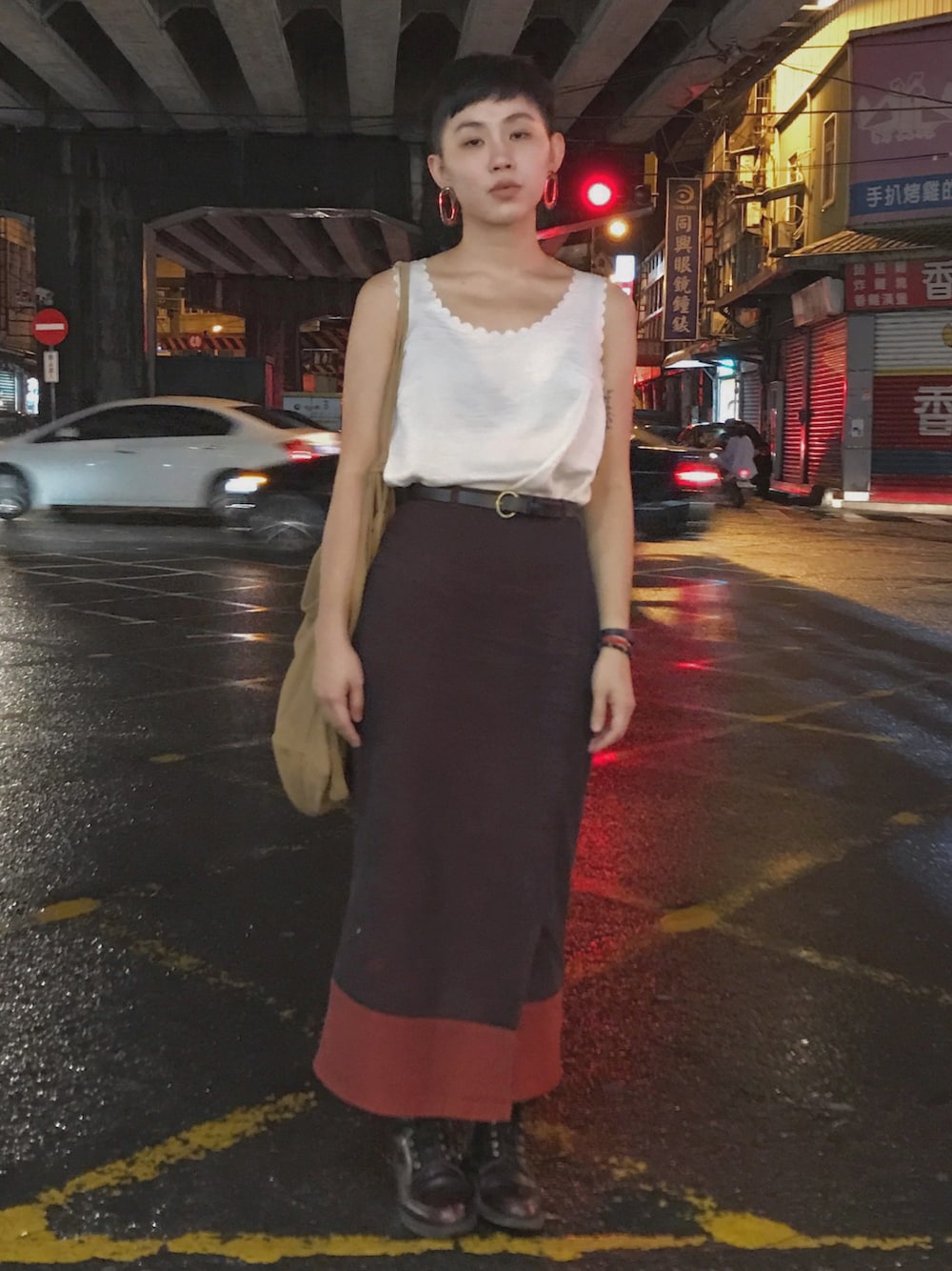 「秋コーデ、雨の日コーデ、黒、STYLE、outfit、Dr.Martens、H&M、古着、Taiwan、TAIPEI」｜「古著のアイテム（デニムスカート、レッド系）」を使った、芮翠樹さん（レディース・164cm）の秋コーディネートの1枚目の写真