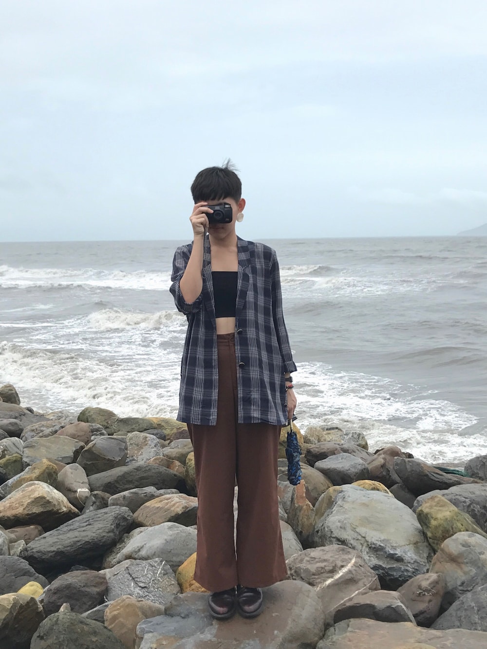 「秋コーデ、雨の日コーデ、STYLE、outfit、女の子、古着、Taiwan、Dr.Martens、black」｜「古著のアイテム（テーラードジャケット、ブルー系）」を使った、芮翠樹さん（レディース・164cm）の秋コーディネートの1枚目の写真