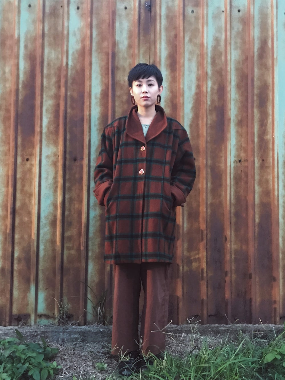 「休日スタイル、黒、冬コーデ、outfit、Dr.Martens、古着、女の子、雨の日コーデ、Taiwan」｜「古著のアイテム（ダッフルコート、ブラウン系）」を使った、芮翠樹さん（レディース・164cm）の秋コーディネートの1枚目の写真