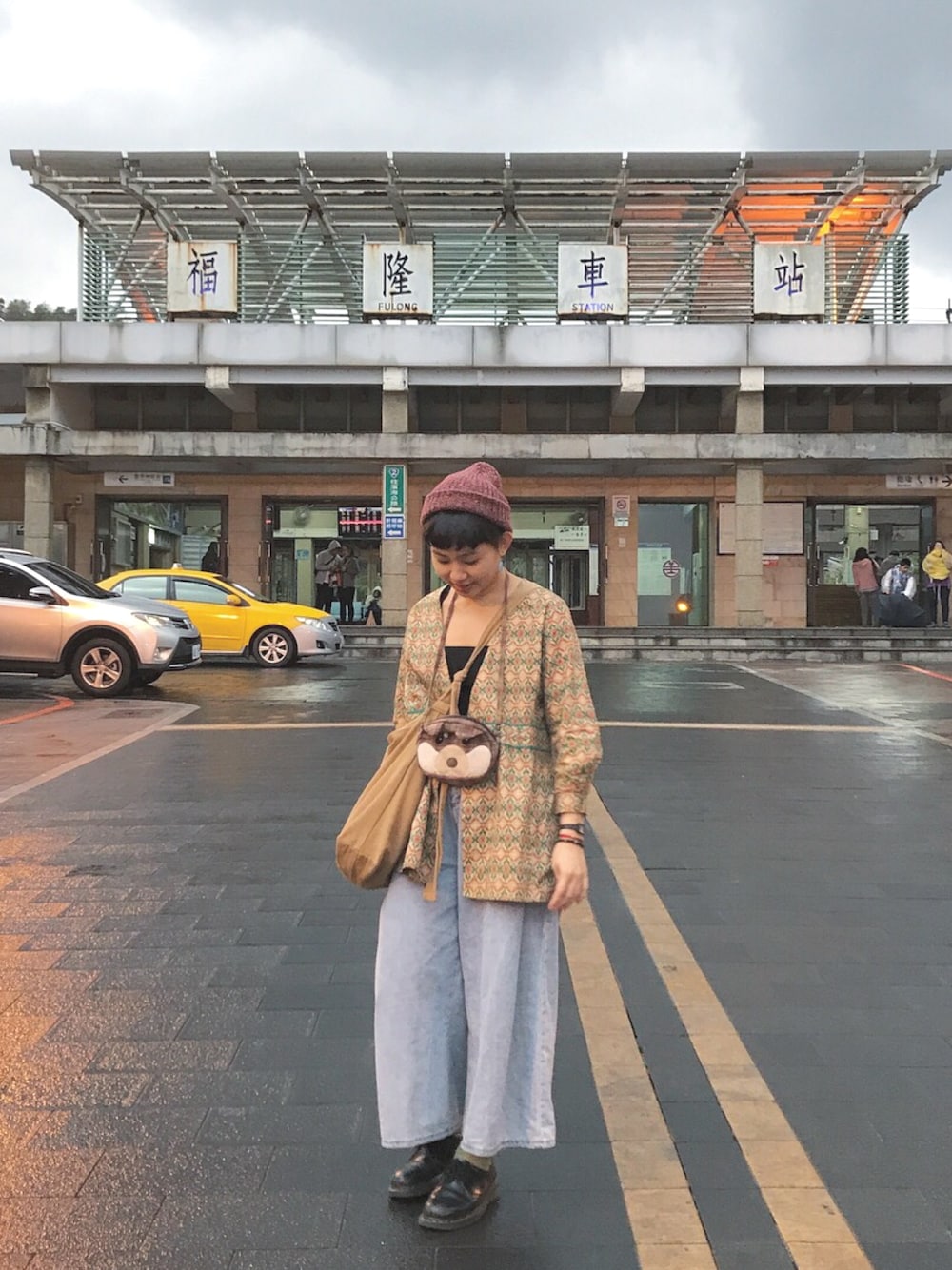 「休日スタイル、黒、楽チンコーデ、冬コーデ、outfit、Dr.Martens、雨の日コーデ、古着、基隆、Taiwan」｜「古著のアイテム（シャツ/ブラウス、ゴールド系）」を使った、芮翠樹さん（レディース・164cm）の秋コーディネートの1枚目の写真
