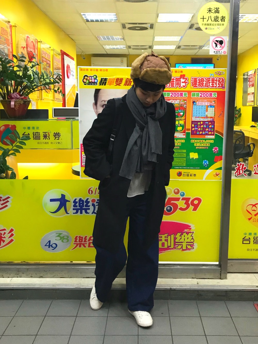 「冬コーデ、大人カジュアル、UNIQLO、古着MIX、女の子、雨の日コーデ、Taiwan、TAIPEI」｜「古著のアイテム（ダッフルコート、ブラック系）」を使った、芮翠樹さん（レディース・164cm）の冬コーディネートの1枚目の写真