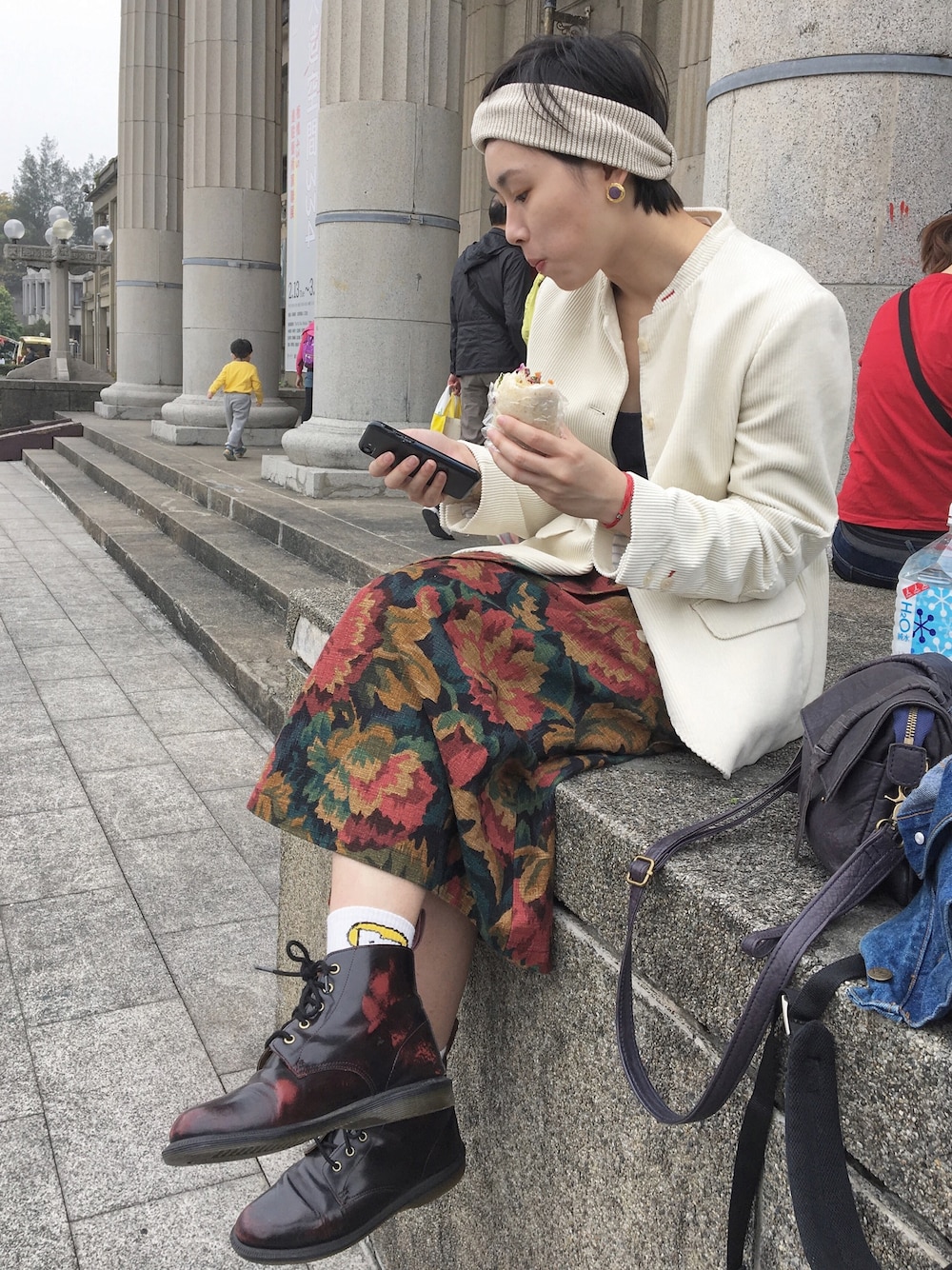 「休日コーデ、春コーデ、GU、outfit、spring、Dr.Martens、UNIQLO、白、Taiwan、古着」｜「UNIQLOのアイテム（ブルゾン、ホワイト系）」を使った、芮翠樹さん（レディース・164cm）の春コーディネートの1枚目の写真