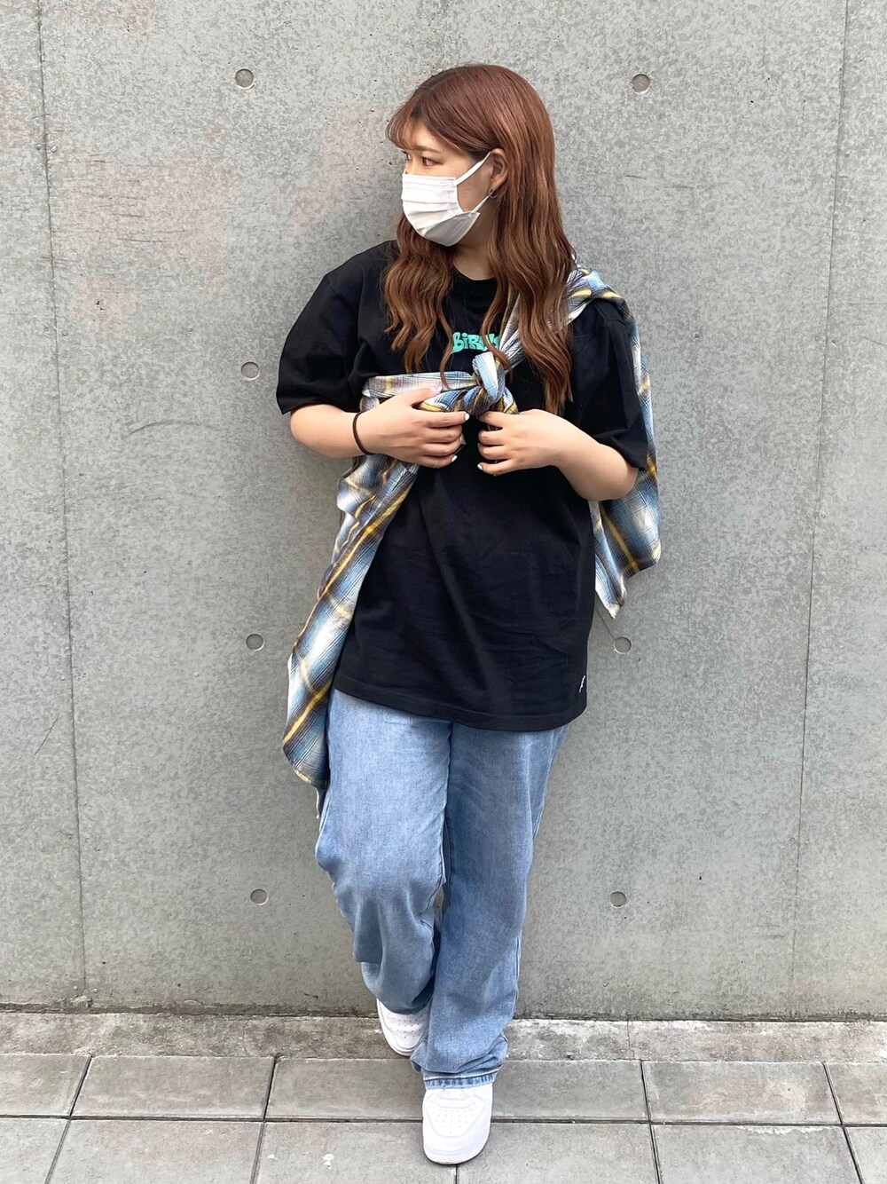 「コムドット」｜「classicalelfのアイテム（デニムパンツ、ブルー系）」を使った、めざきはなさん（レディース・159cm）の春コーディネートの1枚目の写真