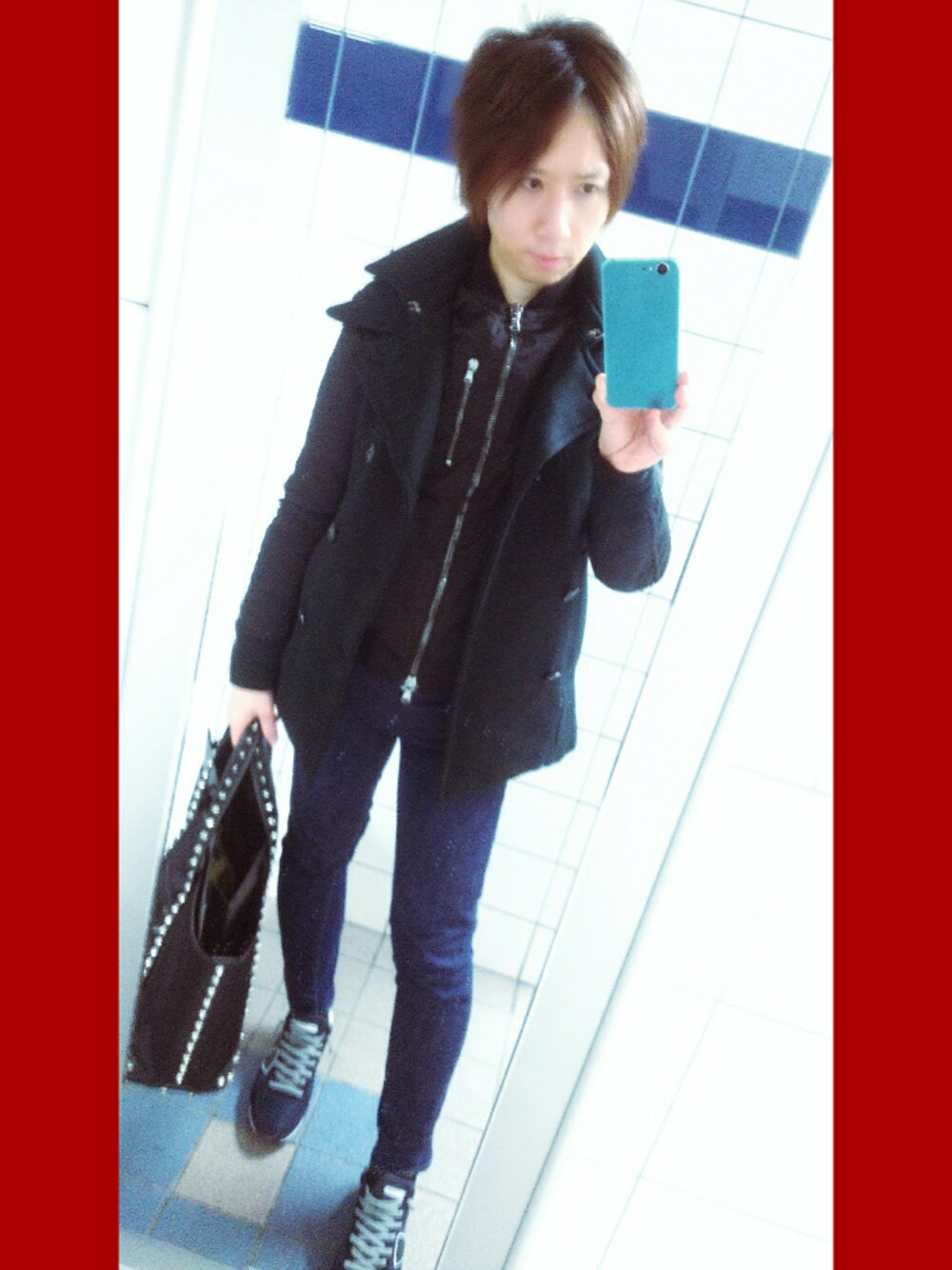 ブルー系のスニーカー、ブラック系のその他アウター、ブルー系のデニムパンツを着用したメンズの冬コーディネートの1枚目の写真