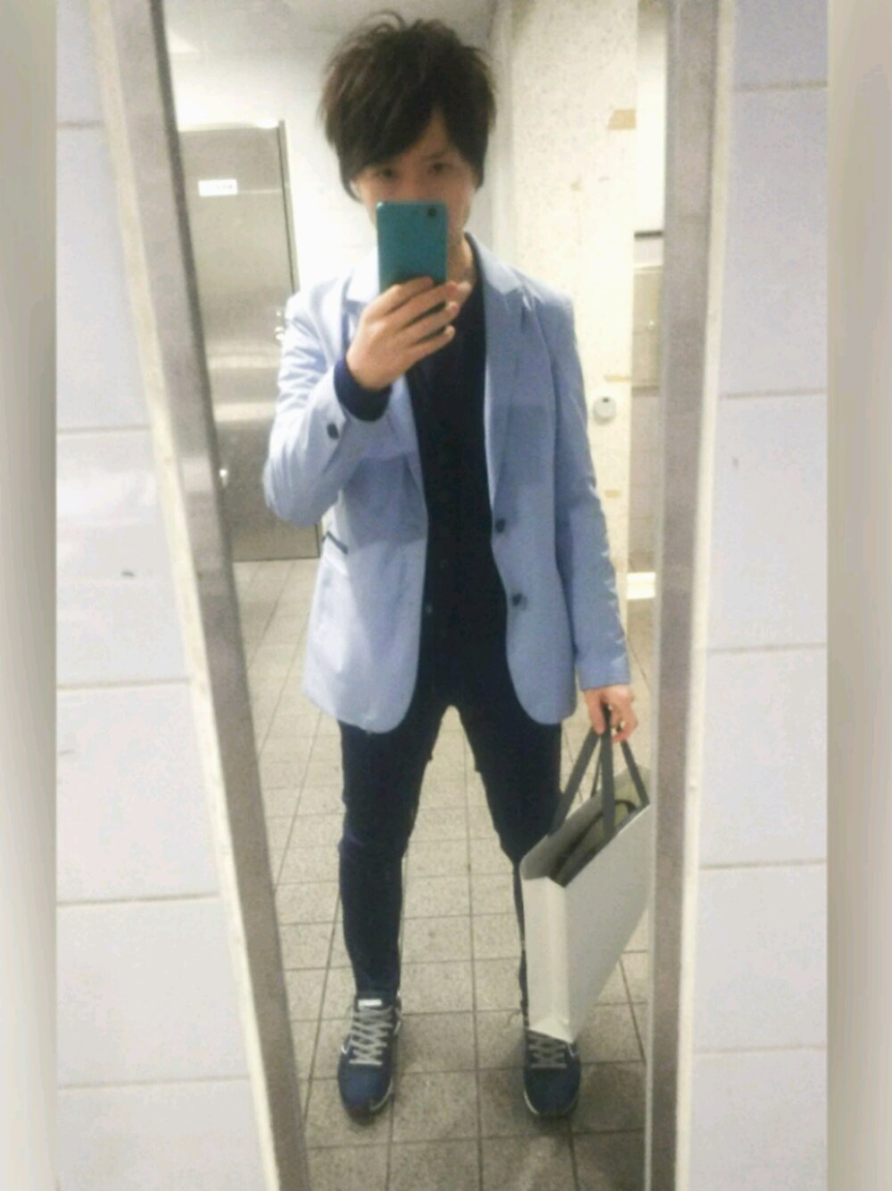 ブルー系のベスト、ブルー系のスニーカー、ブラック系のアナログ腕時計を着用したメンズの春コーディネートの1枚目の写真