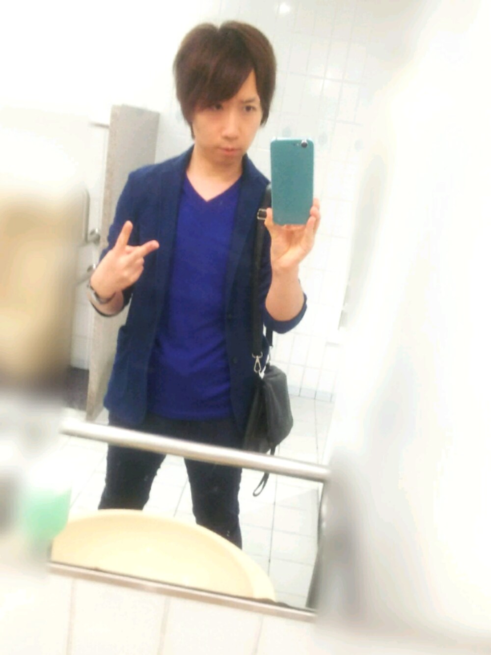 ブルー系のテーラードジャケット、ブルー系のデニムパンツ、ブルー系のTシャツ/カットソーを着用したメンズの春コーディネートの1枚目の写真