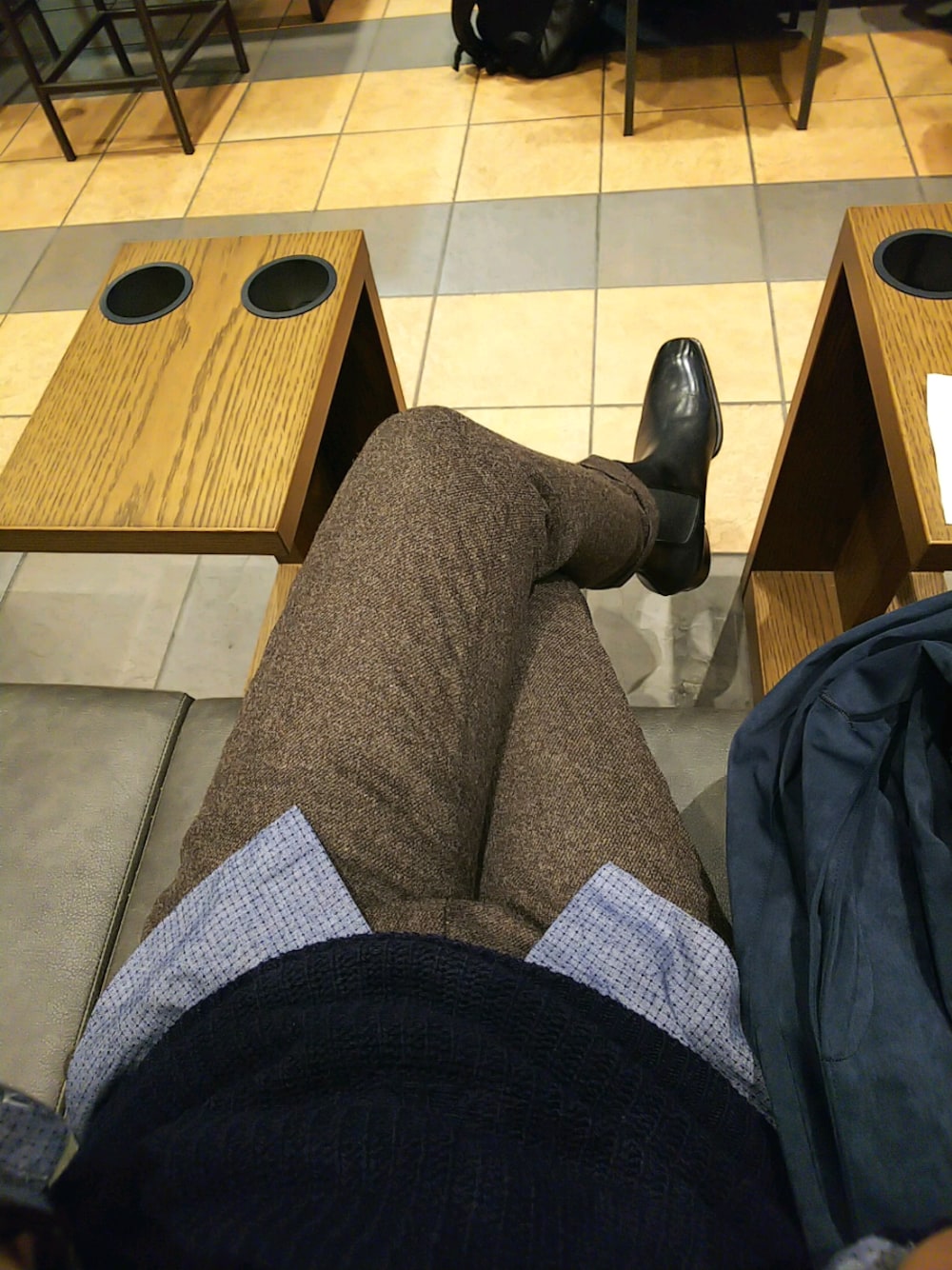 ブラック系のドレスシューズ、ブルー系のその他アウター、ブラウン系のスラックスを着用したメンズの冬コーディネートの1枚目の写真