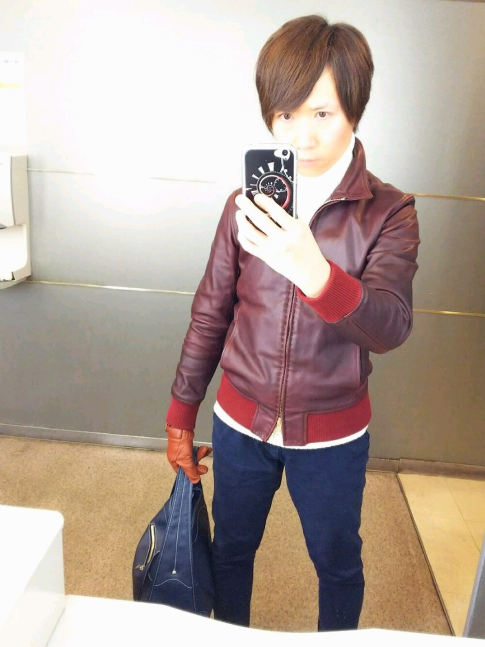 レッド系のその他アウター、ブルー系のバッグ、ブルー系のチノパンツを着用したメンズの冬コーディネートの1枚目の写真