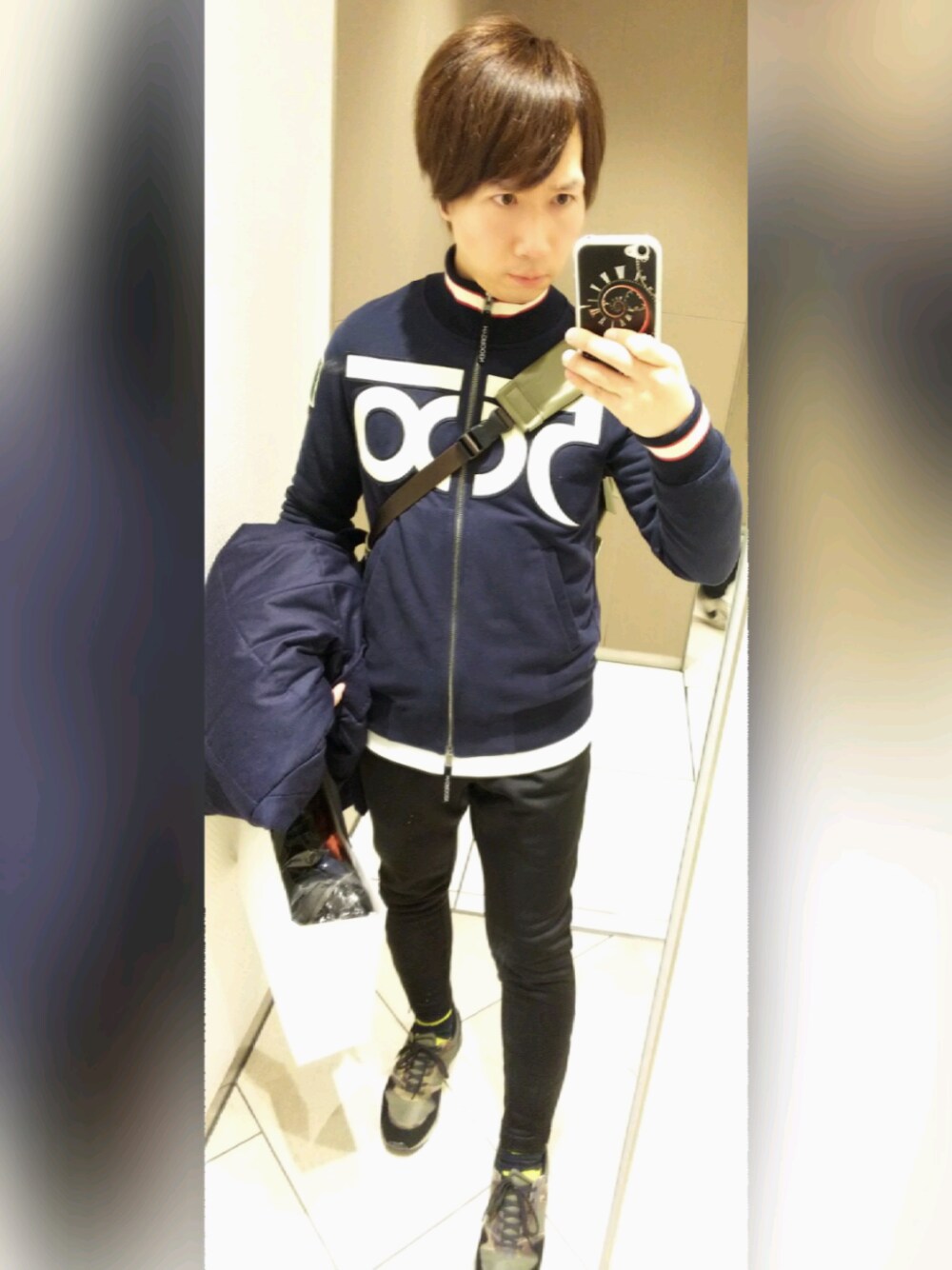 ブルー系のブルゾン、ブルー系のブルゾン、ブラック系のパンツを着用したメンズの冬コーディネートの1枚目の写真