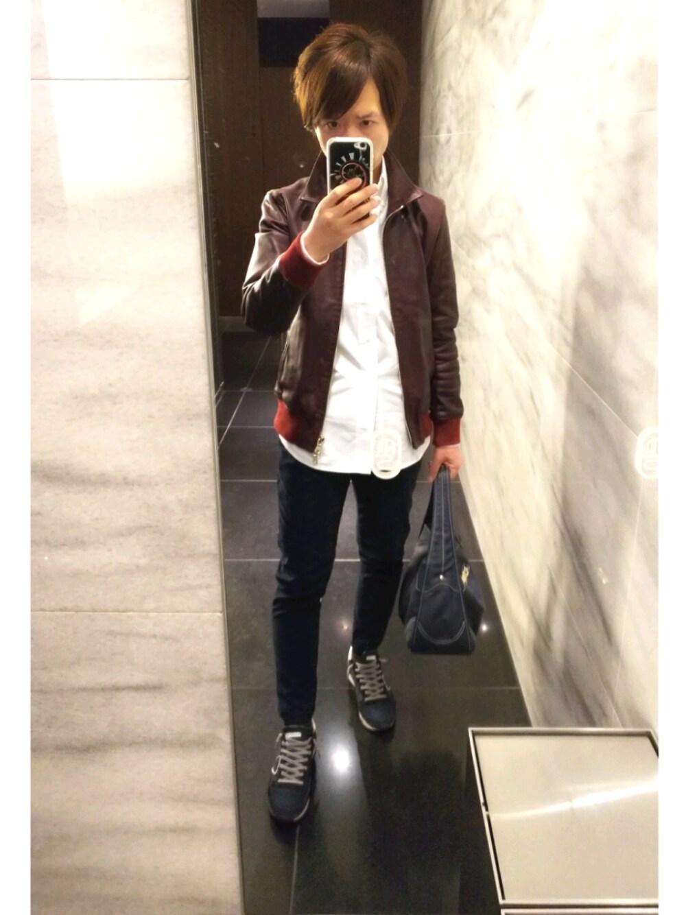 レッド系のその他アウター、ホワイト系のシャツ/ブラウス、ブルー系のチノパンツを着用したメンズの春コーディネートの1枚目の写真