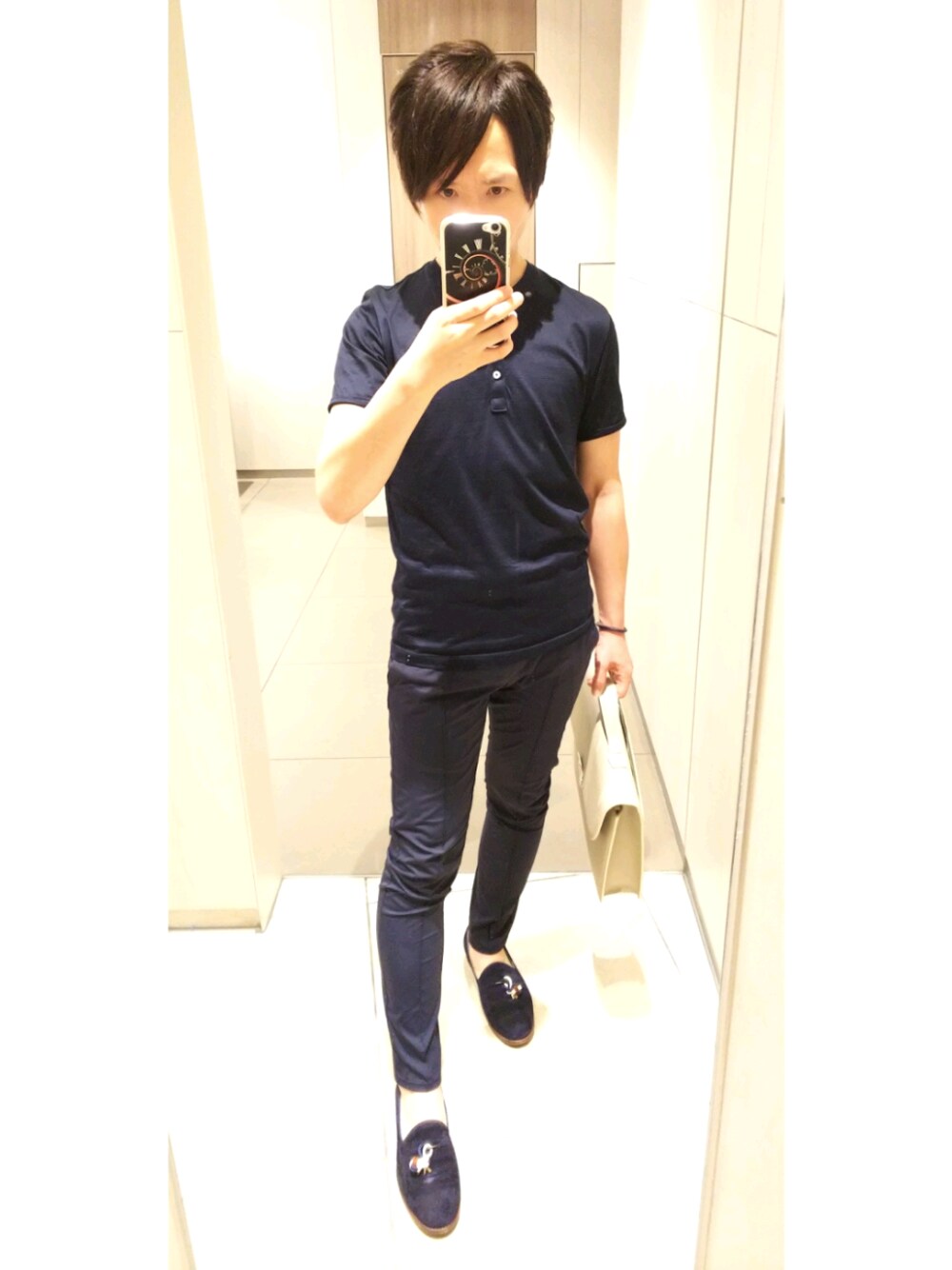 ブルー系のその他シューズ、ブルー系のパンツ、ホワイト系のビジネスバッグを着用したメンズの夏コーディネートの1枚目の写真