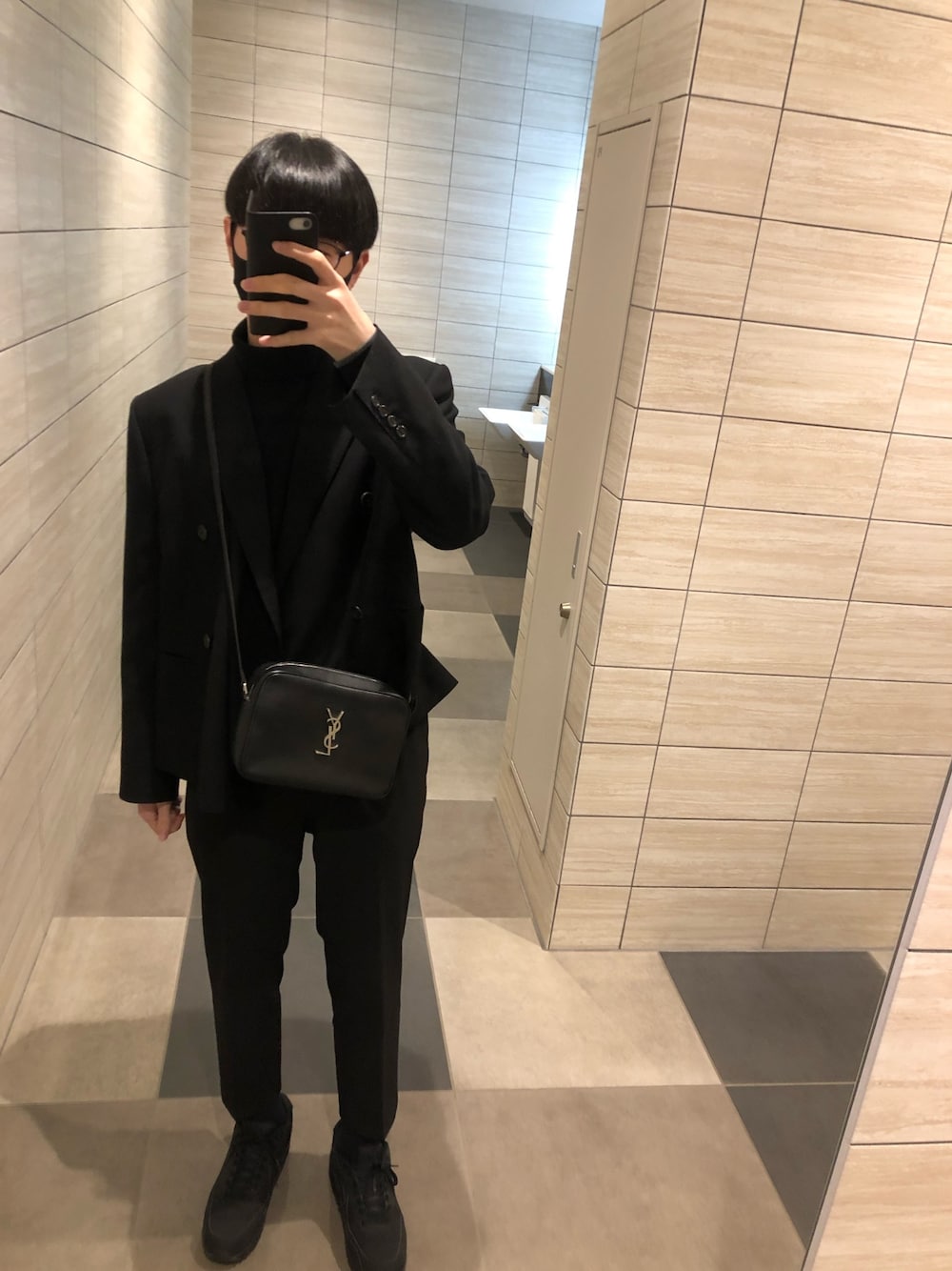 「モード、サンローランパリ、ラッドミュージシャン、Saint Laurent、LAD MUSICIAN、エアマックス90、大学生コーデ、大学生、ハイブランド、モードストリート」｜「BLACK LABEL CRESTBRIDGEのアイテム（ニット/セーター、ブラック系）」を使った、りょうさん（メンズ・175cm）の春コーディネートの1枚目の写真