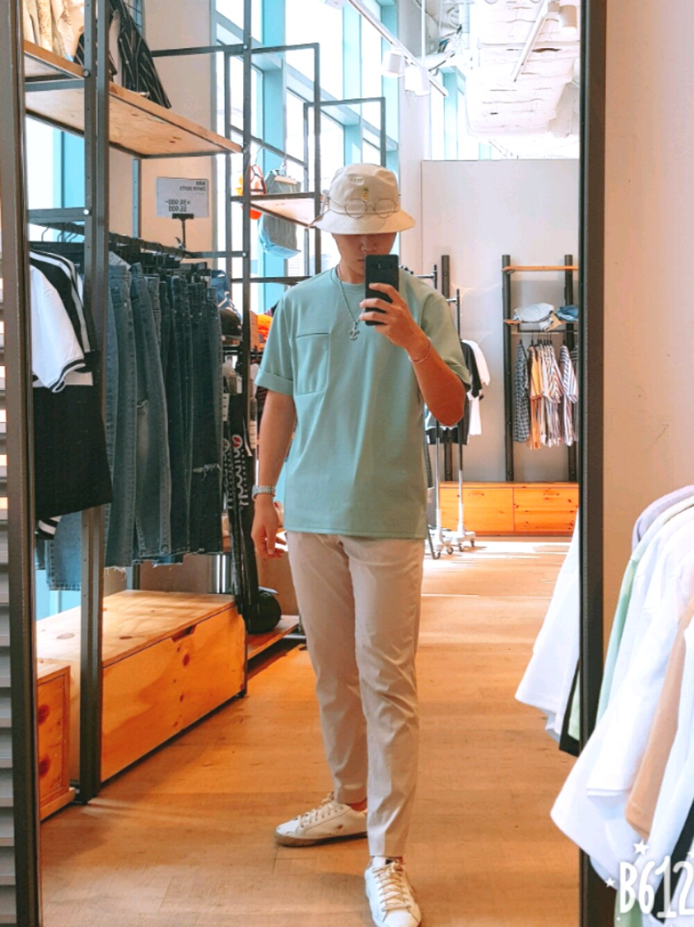 「bohemians、spring、GOLDEN GOOSE、goodwear、hunting hat、glasses、wonderplace、gloomy」｜「URBAN RESEARCHのアイテム（Tシャツ/カットソー、グリーン系）」を使った、throughardtimezさん（メンズ・180cm）の夏コーディネートの1枚目の写真