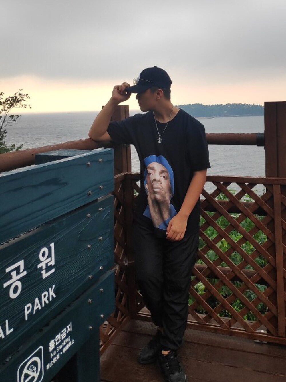 「vetements、underarmour、NIKE、monarch、blavk、black、summer、street、korea」｜「VETEMENTのアイテム（シャツ/ブラウス、ブラック系）」を使った、throughardtimezさん（メンズ・180cm）の夏コーディネートの1枚目の写真