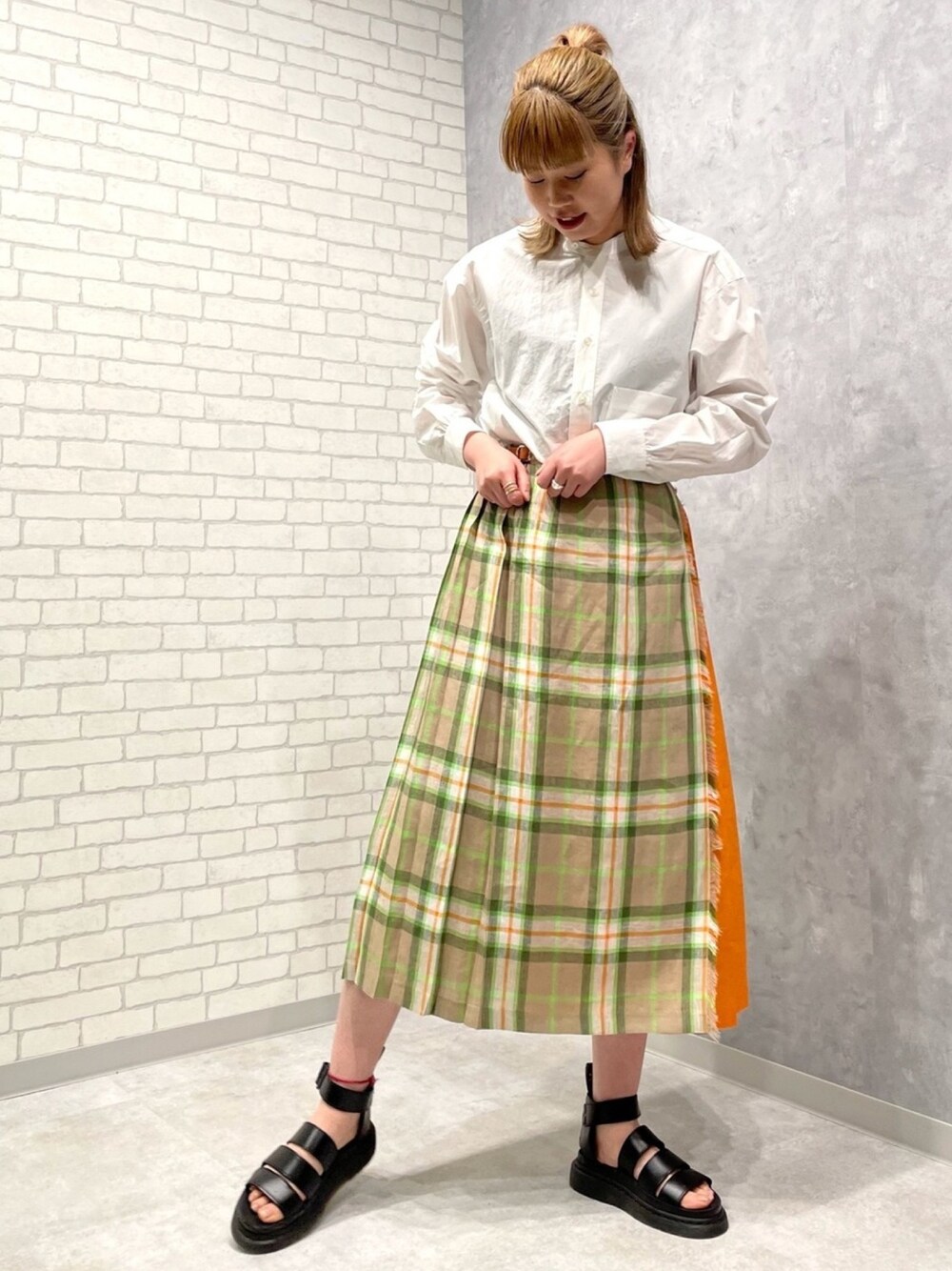 「春、オニールオブダブリン、春夏コーデ、マッキントッシュ フィロソフィー、FUDGE、トラッド、ルミネ新宿2、ファッションの力を信じよう、グレーラベル」｜「MACKINTOSH PHILOSOPHYのアイテム（スカート、グリーン系）」を使った、AIRIさん（レディース・165cm）の春コーディネートの1枚目の写真