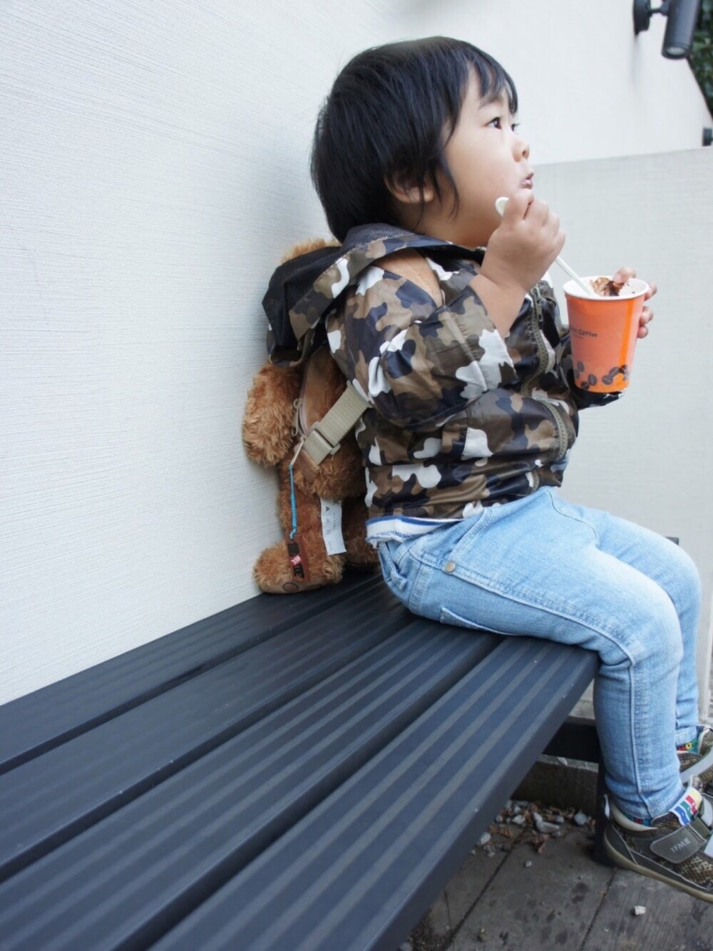 「ダイエーのくま、くまちゃんリュック、yellowface、apreslescours、New Balance、鎌倉、おとこのこ、kids、キッズファッション、ootd」｜「apres les coursのやわらかストレッチニットデニム(10分丈)（デニムパンツ、ブルー系）」を使った、MUUさんさん（キッズ・80cm）の冬コーディネートの1枚目の写真