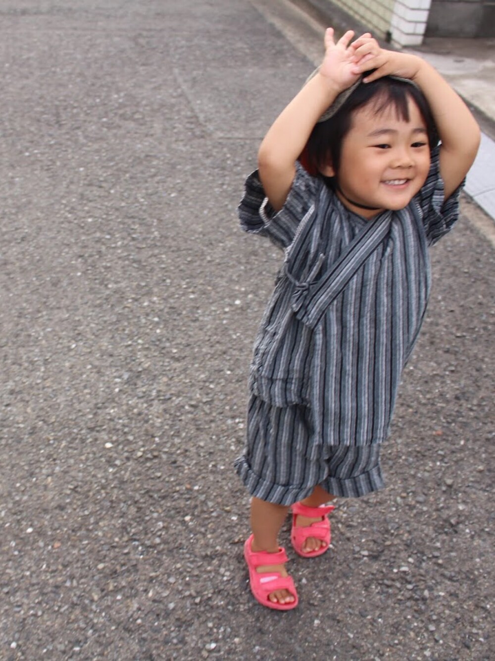 「甚平、おとこのこ、祭り、おまつり、赤ちゃん本舗、キッスコーデ、夏、夏コーデ、夏休み」｜「赤ちゃん本舗の甚平（浴衣、グレー系）」を使った、MUUさんさん（キッズ・90cm）の夏コーディネートの1枚目の写真