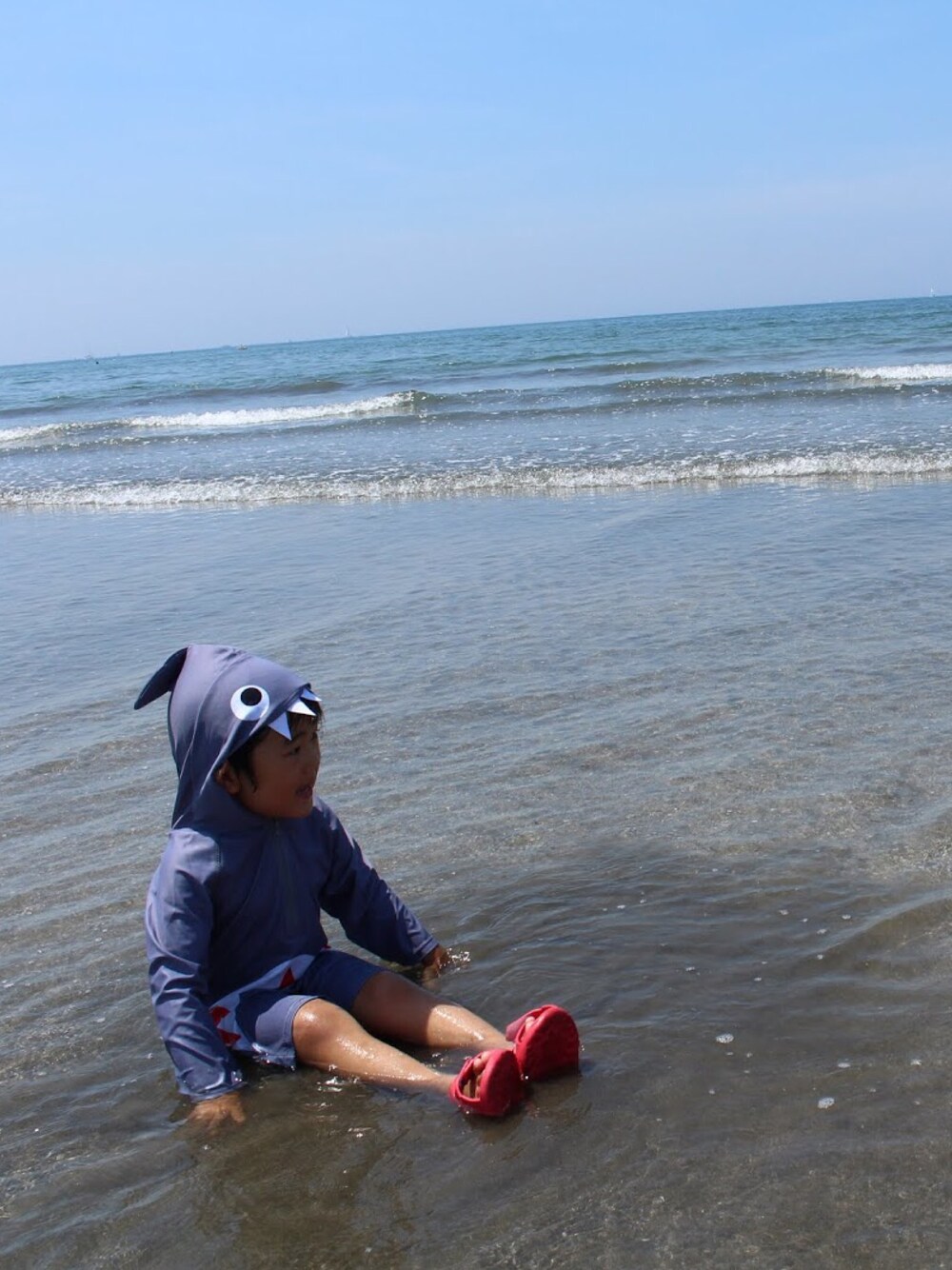 「サメ、サメさん、おとこのこ、水着、海、kids、キッズコーデ」｜「no brandのアイテム（サンダル、レッド系）」を使った、MUUさんさん（キッズ・100cm）の夏コーディネートの1枚目の写真