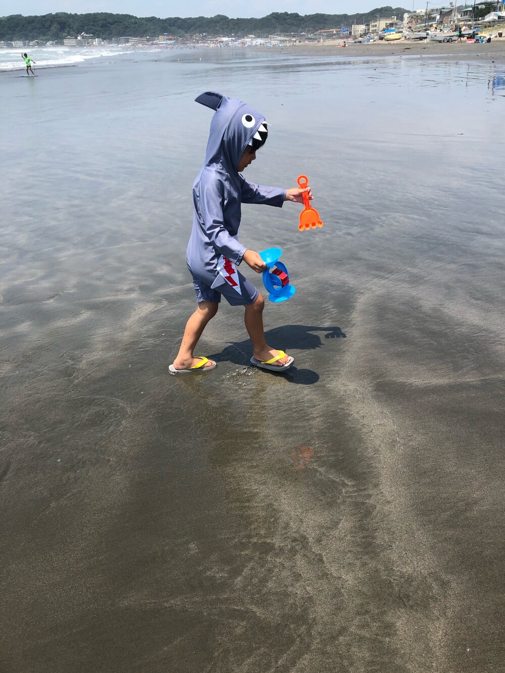 「サメさん、キッズファッション、夏コーデ、サンダル、男の子、水着、海コーデ、海」｜「こども ビームスのげんべい ビーサン（ビーチサンダル、グリーン系）」を使った、MUUさんさん（キッズ・110cm）の夏コーディネートの1枚目の写真