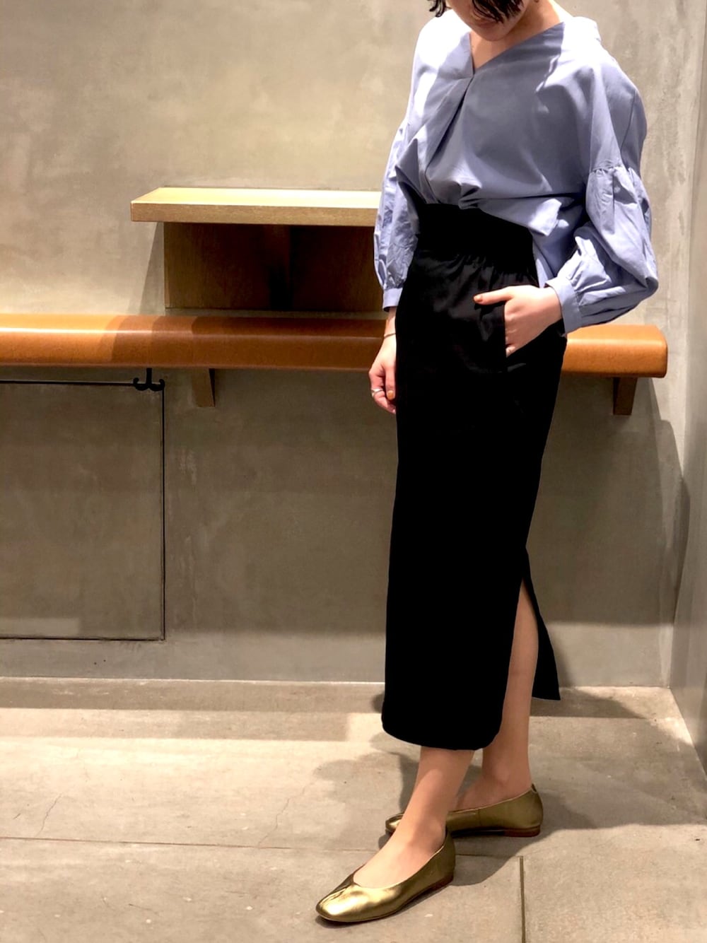 「きれいめカジュアル、シンプル、夏コーデ、オフィスカジュアル、タイトスカート、スカート、リラックススタイル、休日スタイル、SALON　adam et rope'、サロンアダムエロペ」｜「SALON adam et rope'のCO/CEタックスリーブブラウス（シャツ/ブラウス、ブルー系）」を使った、sakiさん（レディース・158cm）の春コーディネートの1枚目の写真