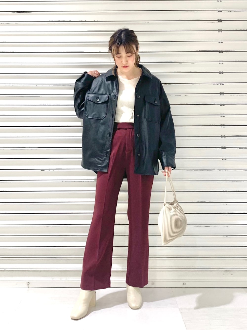 「ローリーズファーム(LOWRYS FARM)、メロー、フレアパンツ、レザージャケット、赤パンツ、カラーパンツ、パンツスタイル、ジャケット、おしゃれさんと繋がりたい、ホワイトブーツ」｜「LOWRYS FARMのメロータイトＬＳ　894966（Tシャツ/カットソー、ホワイト系）」を使った、ぽ　んさん（レディース・161cm）の秋コーディネートの1枚目の写真