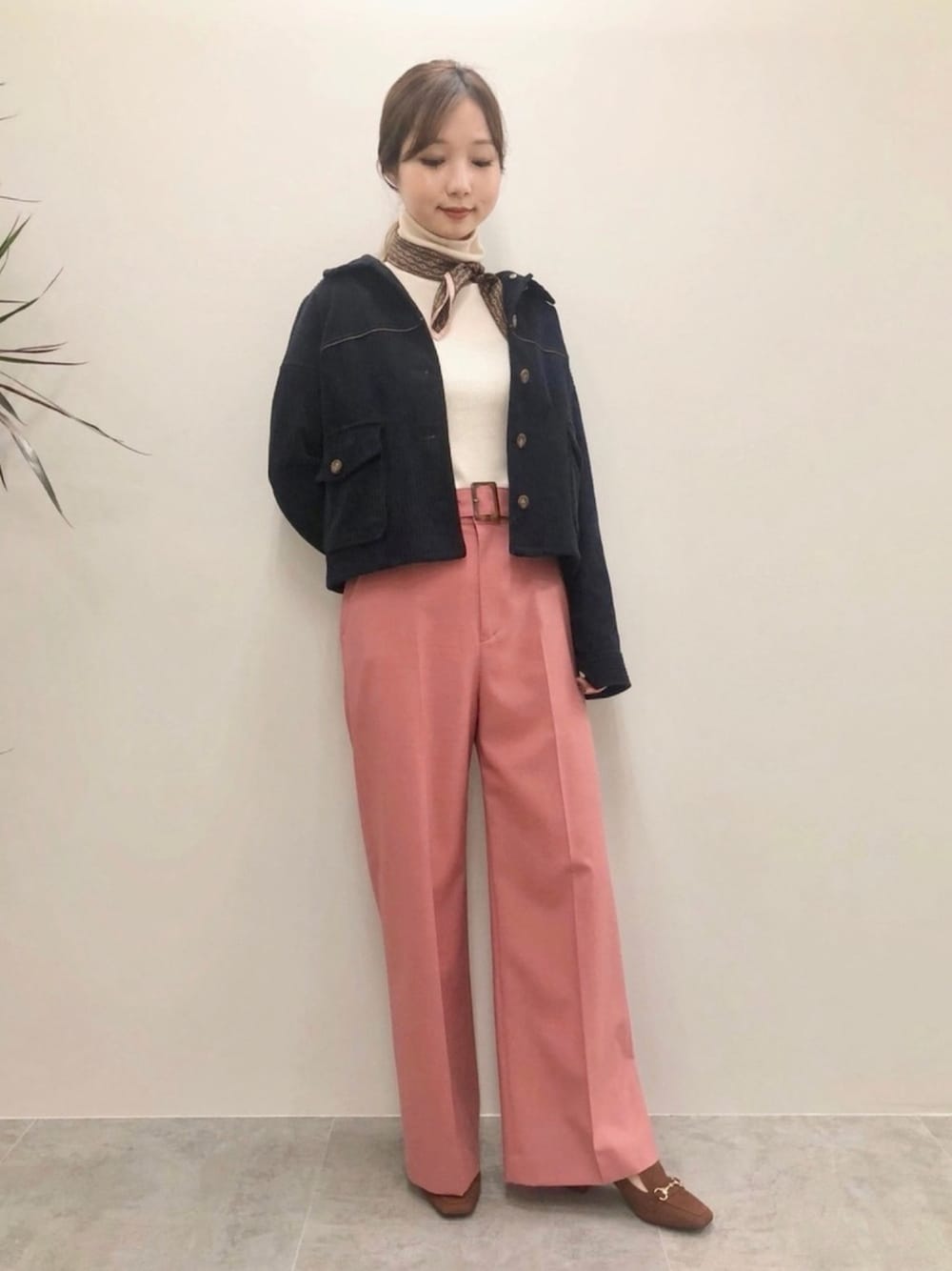 「コーデュロイ、スカーフ、ワイドパンツ、JILLSTUART、コーデュロイジャケット、ジルスチュアート、2019AW」｜「JILL STUARTの◆アニーコーデュロイブルゾン（ブルゾン、ブルー系）」を使った、meguさん（レディース・163cm）の秋コーディネートの1枚目の写真