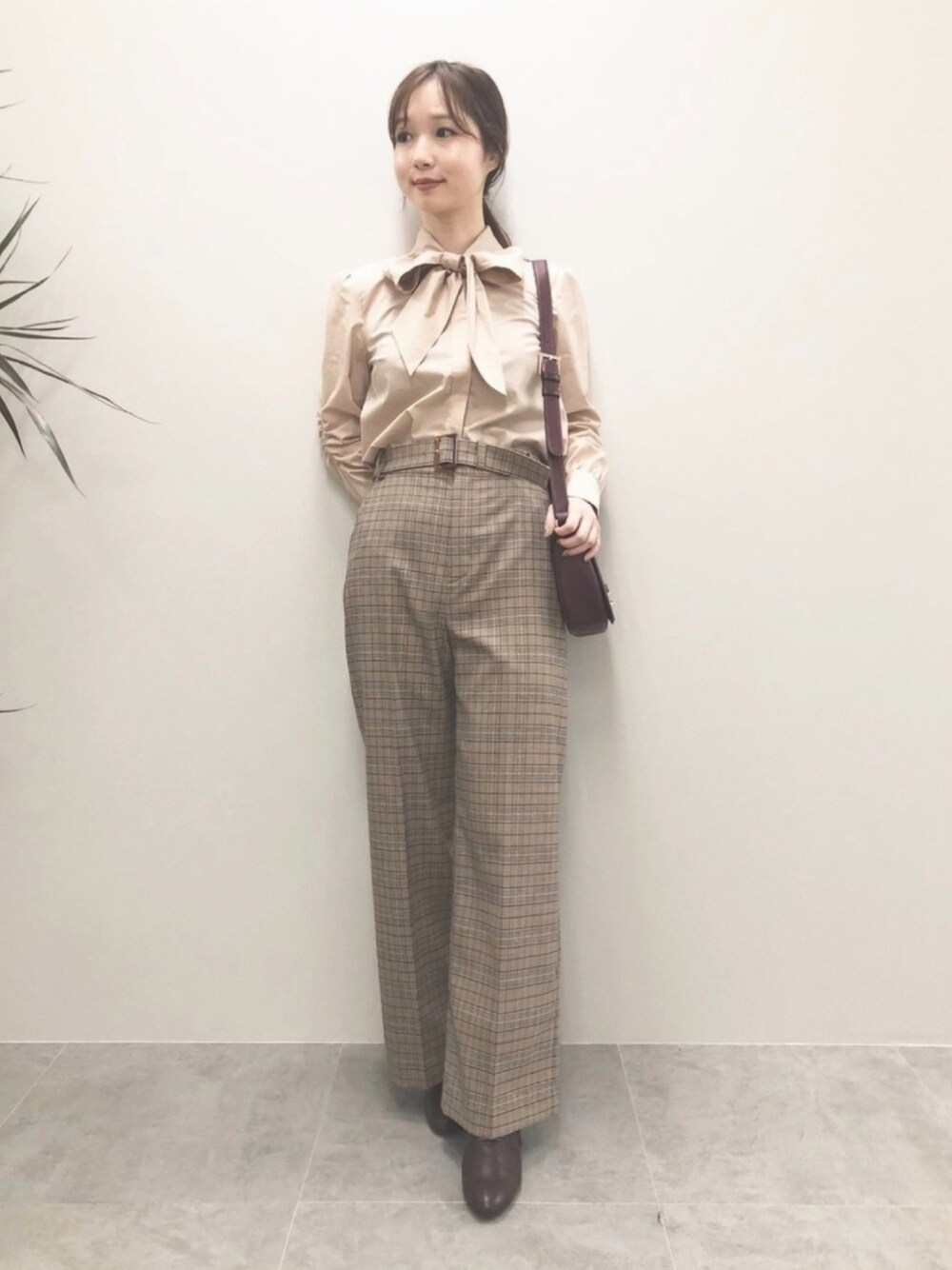 ピンク系のシャツ/ブラウス、ベージュ系のその他パンツ、ブラウン系のブーツを着用したレディースの秋コーディネートの1枚目の写真