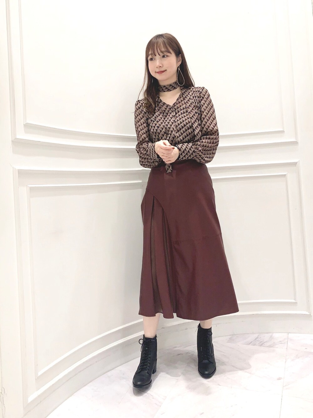 「ジルスチュアート、JILLSTUART、秋冬コーデ、2020AW、レザー、ブラウス、ボウタイ」｜「JILL STUARTのジェフリーリボンタイ付プリントブラウス（シャツ/ブラウス、ブラック系）」を使った、meguさん（レディース・163cm）の秋コーディネートの1枚目の写真