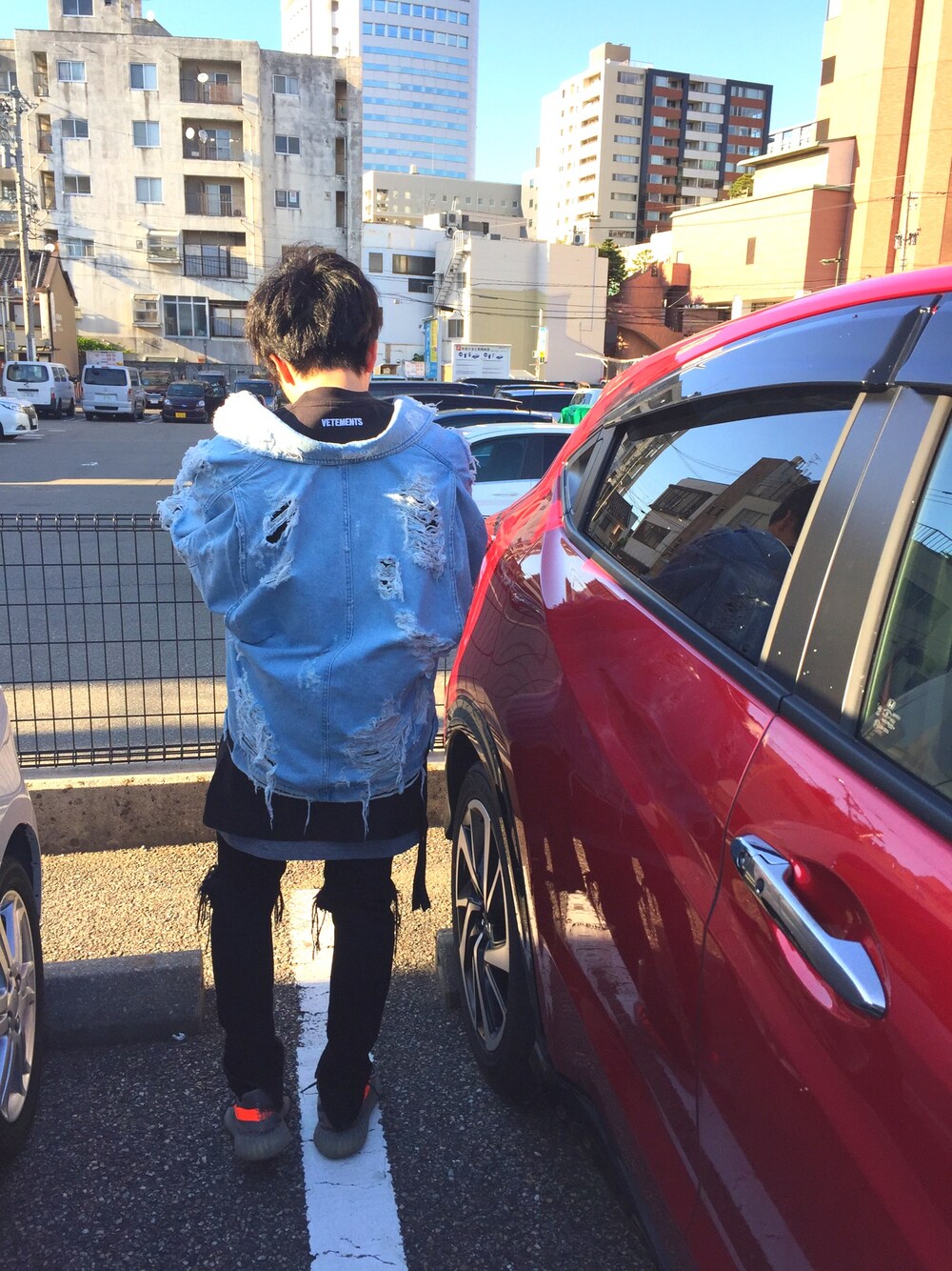 「Cody Sanderson、unravel、unravel project、vetements、yeezyboost350V2、mnml、TENDERLOIN、fog」｜「VETEMENTSのアイテム（Tシャツ/カットソー、ブラック系）」を使った、ニムさん（メンズ・163cm）の夏コーディネートの1枚目の写真