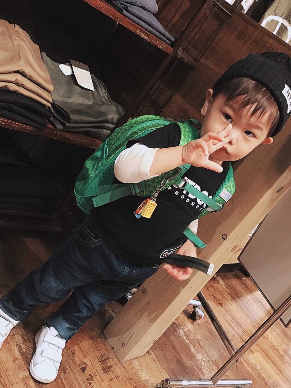 「秋コーデ、シンプル、デニム、スニーカー、２歳児、2歳児 キッズ 男の子」｜「THE NORTH FACEのザ・ノース・フェイス キッズデイパック / キッズスモールデイ（バックパック/リュック、グリーン系）」を使った、M̆̈ichiruさん（キッズ・90cm）の秋コーディネートの1枚目の写真
