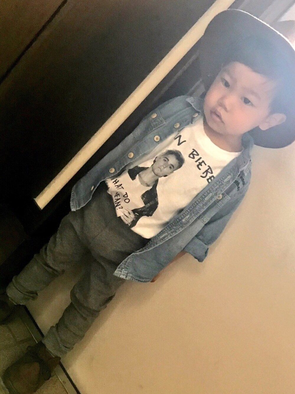 「秋コーデ、２歳児、2歳児 キッズ 男の子、キッズコーデ、男の子コーデ、ハットコーデ、デニムシャツ、ダンガリーシャツ」｜「Right-on KIDSのアイテム（Tシャツ/カットソー、ホワイト系）」を使った、M̆̈ichiruさん（キッズ・90cm）の秋コーディネートの1枚目の写真