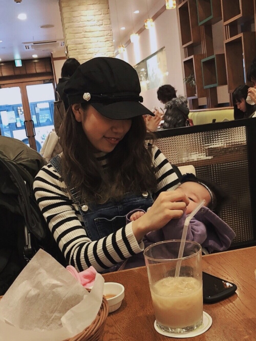 「シンプルコーデ、大人カジュアル、ママコーデ、ママファッション、キャスケット、サロペット、オーバーオール、カフェスタイル」｜「H&Mのアイテム（サロペット/オーバーオール、ブルー系）」を使った、M̆̈ichiruさん（レディース・157cm）の冬コーディネートの1枚目の写真