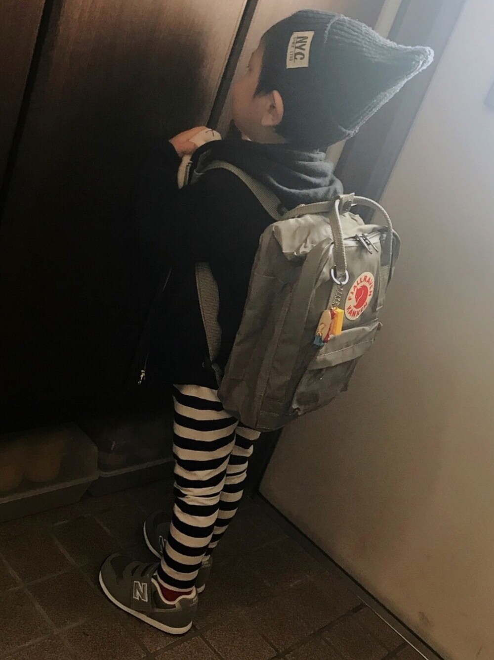 「キッズコーデ、モノクロ、キッズファッション、男の子コーデ、カジュアル、帽子、ニット帽、パーカー、レギンス、カンケン」｜「Fjallraven KankenのFJALLRAVEN/フェールラーベン/KANKEN BAG MINI（カンケンバッグ）（バックパック/リュック、グレー系）」を使った、M̆̈ichiruさん（キッズ・90cm）の春コーディネートの1枚目の写真