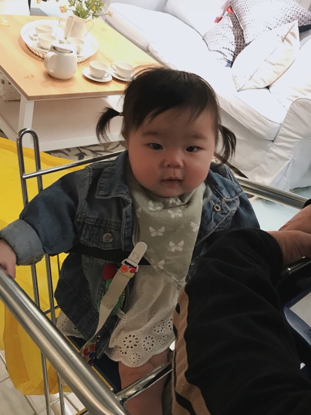 「休日コーデ、夏コーデ、女の子、女の子コーデ、ワンピース、カジュアルコーデ、Gジャン、H&M、０歳」｜「H&Mのアイテム（デニムジャケット、ブルー系）」を使った、M̆̈ichiruさん（キッズ・70cm）の夏コーディネートの1枚目の写真