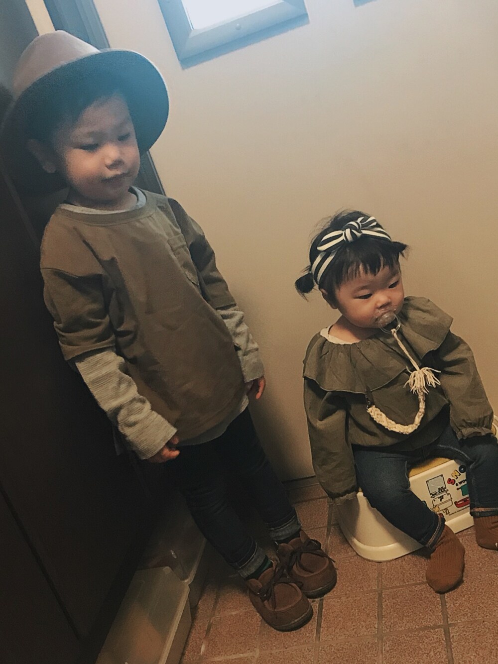 「秋のコーデ、カジュアルコーデ、リンクコーデ、兄妹コーデ、3歳、1歳、キッズコーデ、カーキ、デニム」｜「Right-onのアイテム（Tシャツ/カットソー、グリーン系）」を使った、M̆̈ichiruさん（レディース・157cm）の秋コーディネートの1枚目の写真
