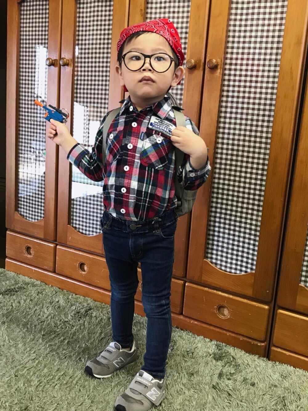 「ハロウィン、オタクコーデ、キッズコーデ、デニム、キッズファッション、3歳」｜「BREEZEのスキニーデニムパンツ（デニムパンツ、ブルー系）」を使った、M̆̈ichiruさん（キッズ・100cm）の秋コーディネートの1枚目の写真
