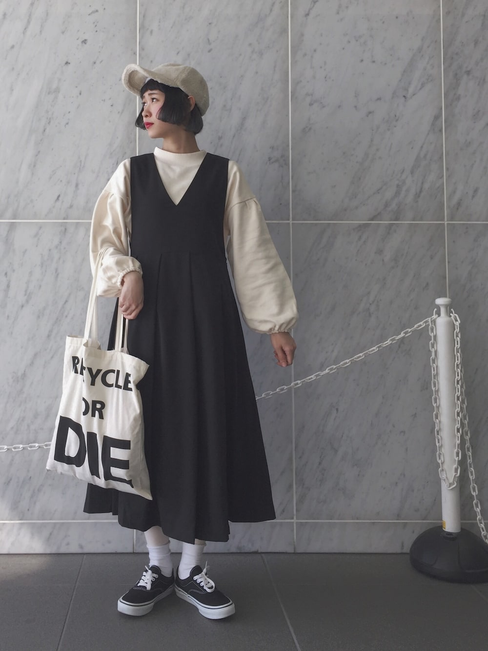 「タイツ、モノトーン、ちょこびおすすめ、モノトーンコーデ、VANS、黒髪、ボブ、春コーデ、Vネック、キャップ」｜「haco!の袖ふくらみ感が女っぽいボトルネックスウェット（スウェット、ホワイト系）」を使った、ちょこびさん（レディース・154cm）の冬コーディネートの1枚目の写真