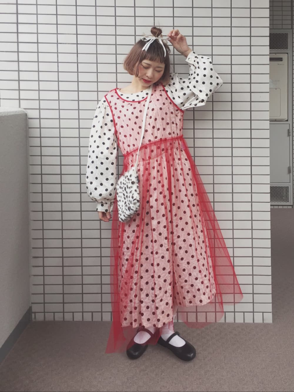 「春コーデ、シンプルコーデ、ラクチンコーデ、ビルケンシュトック、チュール、赤、ワンピース、靴下チラ見せ、ドット、古着」｜「CALMIAのチュールスケルワンピース (1/160cm)（ワンピース、レッド系）」を使った、ちょこびさん（レディース・154cm）の春コーディネートの1枚目の写真
