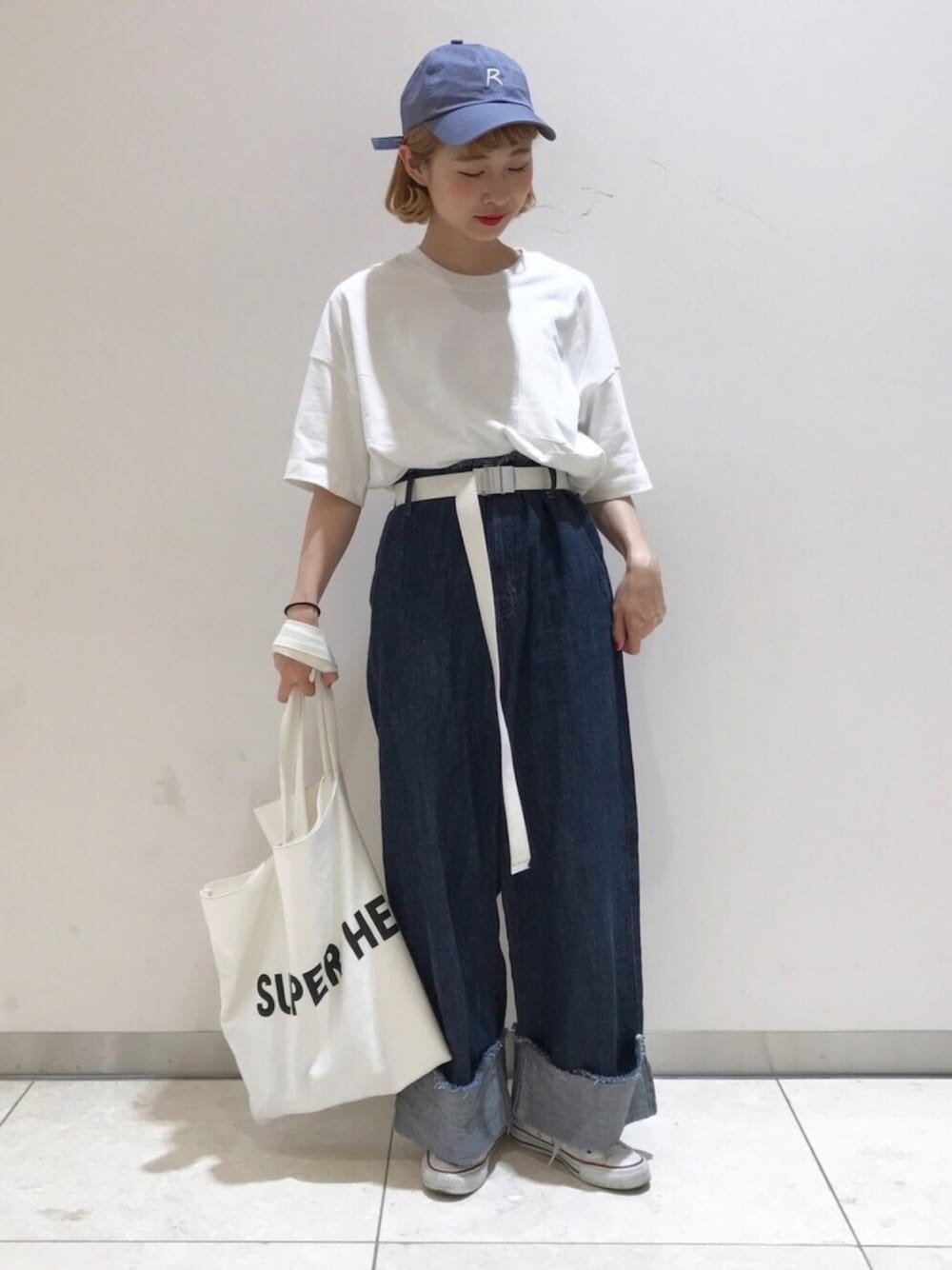 「GU、無地T、白Tシャツ、ロールアップ、ちょこびおすすめ、休日スタイル、トートバッグ、キャップ、ガチャベルト、カットオフデニム」｜「MAJESTIC LEGONの刺繍入りCAP（キャップ、ブルー系）」を使った、ちょこびさん（レディース・154cm）の春コーディネートの1枚目の写真
