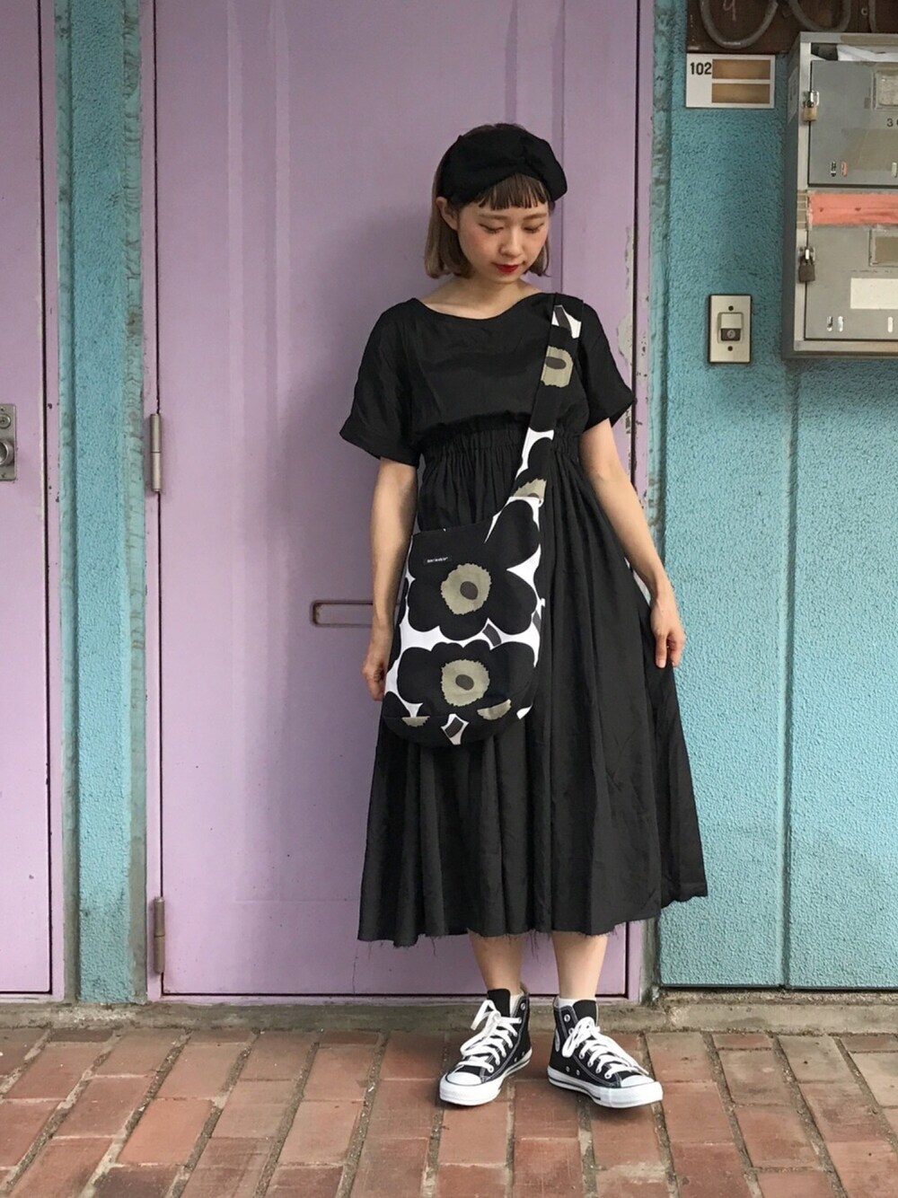 「黒ワンピ、ワンピース、ハイカットスニーカー、七夕、休日スタイル、converse、黒コーデ、ブラックちょこび、ちょこびおすすめ、マリメッコ」｜「Kastaneの無地ウエストギャザーワンピース（ワンピース、ブラック系）」を使った、ちょこびさん（レディース・154cm）の夏コーディネートの1枚目の写真