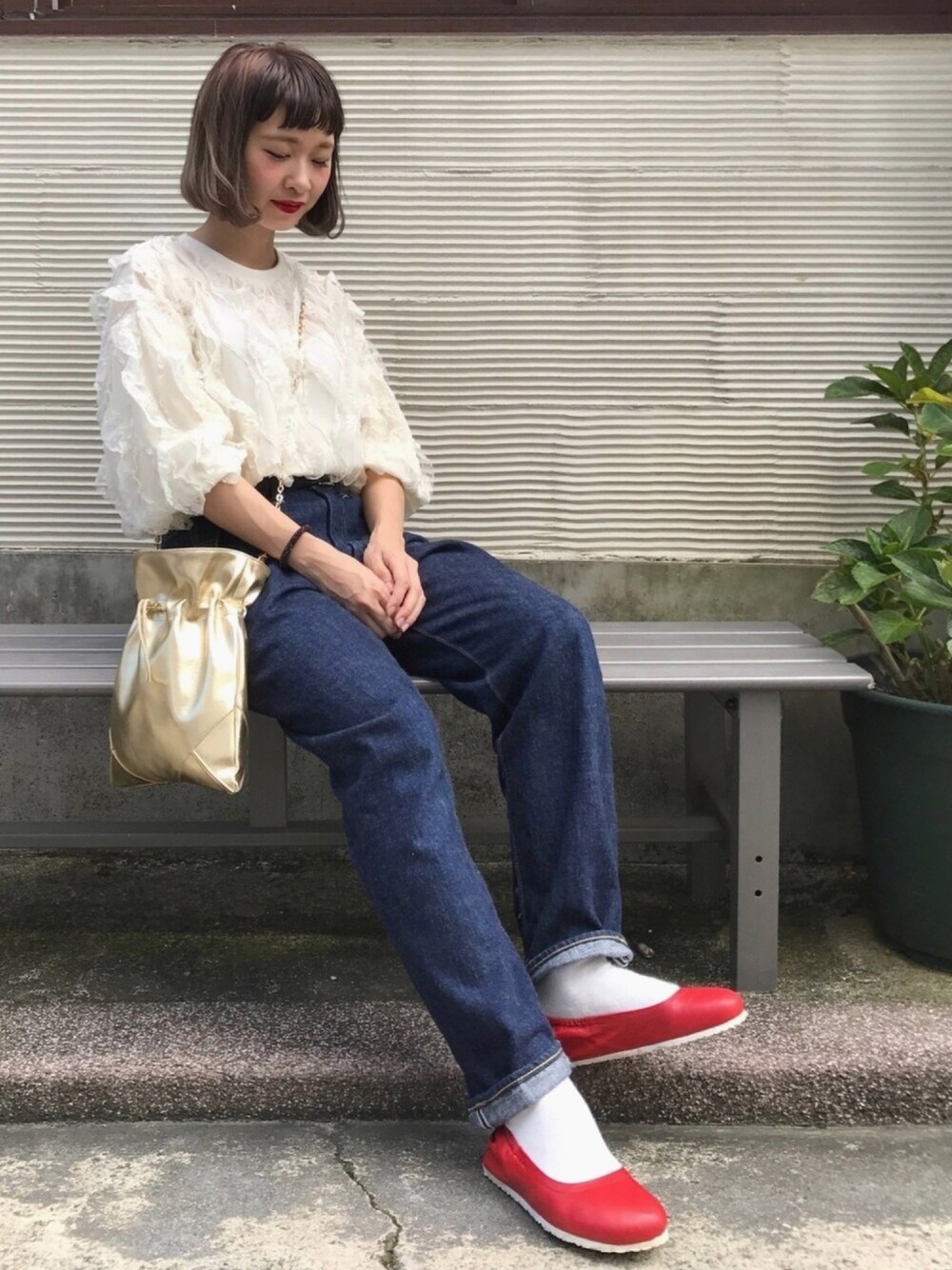 「UR20th_KBF、秋コーデ、ビルケンシュトック、ちょこびおすすめ、デニムパンツ、orslow、低身長、フリルトップス、赤い靴、バレエシューズ」｜「KBFの【WEB限定】KBF　レースフリルブラウス（シャツ/ブラウス、ホワイト系）」を使った、ちょこびさん（レディース・154cm）の秋コーディネートの1枚目の写真