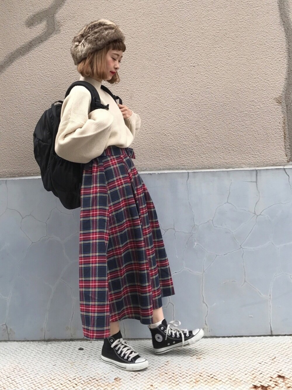 「コク色シャドウ、秋のコーデ、赤チェック、チェックスカート、メルロー、白ニット、ファー帽子、ちょこびおすすめ、コンバース、スニーカー」｜「OLIVE des OLIVEの【OLIVE des OLIVE】タータンチェックフレアスカート（スカート、ブルー系）」を使った、ちょこびさん（レディース・154cm）の秋コーディネートの1枚目の写真