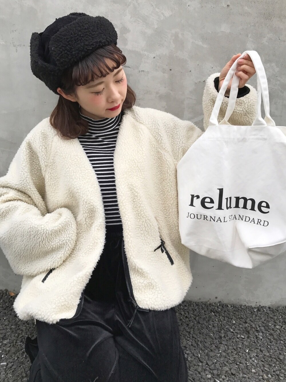 「モノトーン、モノトーンコーデ、ボーダートップス、フライトキャップ、ちょこびおすすめ、ボアジャケット、ボア、冬、低身長、トートバッグ」｜「JOURNAL STANDARD relumeの《WEB限定》RE-2WAY ロゴトート_#（トートバッグ、ホワイト系）」を使った、ちょこびさん（レディース・154cm）の冬コーディネートの1枚目の写真