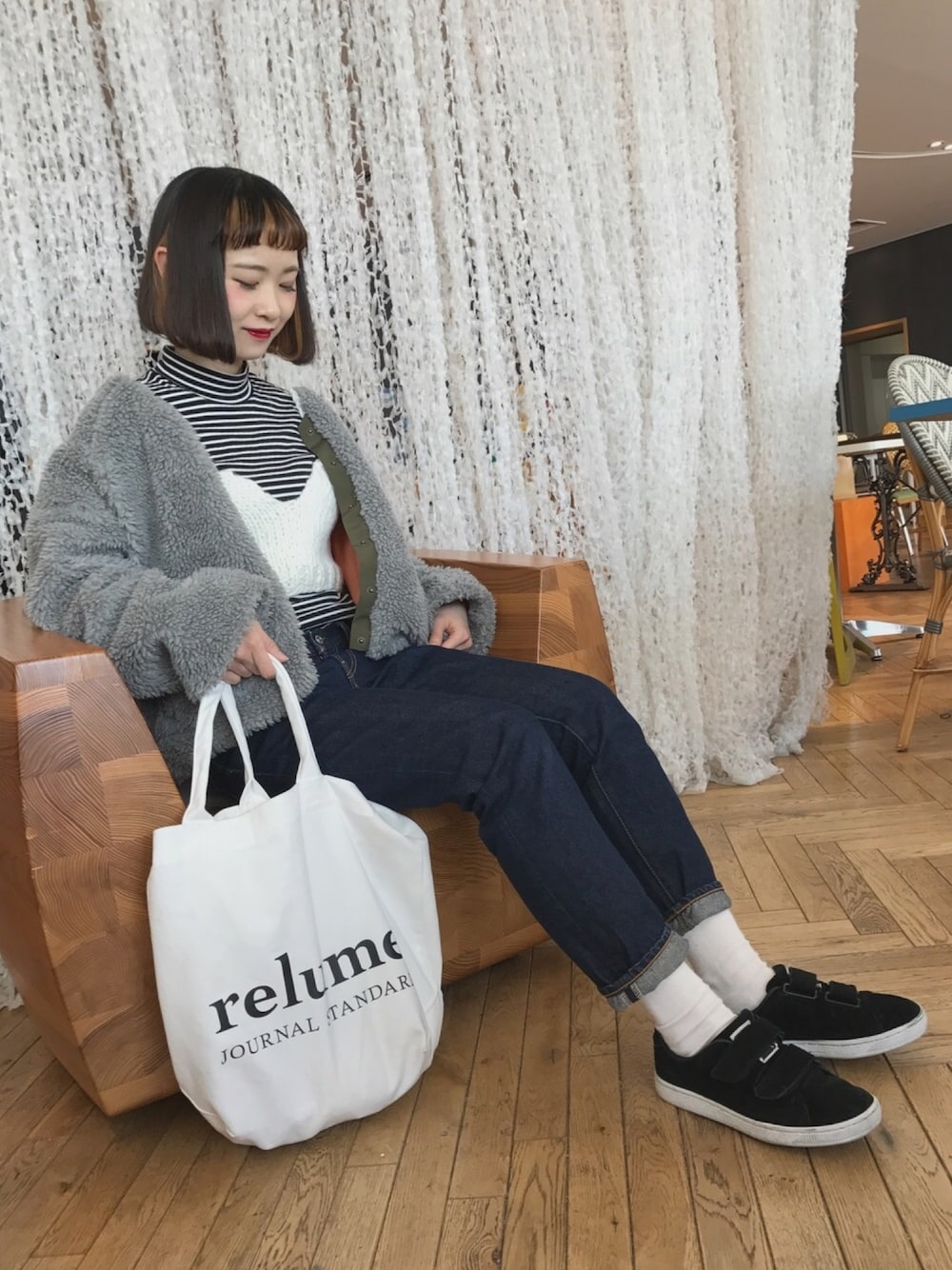 「カジュアルコーデ、ボアジャケット、トートバッグ、ボブ、パンツスタイル、低身長、冬、ボーダー、ニットビスチェ、ニットキャミソール」｜「recaのバイカラーボリュームショート丈ふわもこボアVネックブルゾン（ブルゾン、グレー系）」を使った、ちょこびさん（レディース・154cm）の冬コーディネートの1枚目の写真