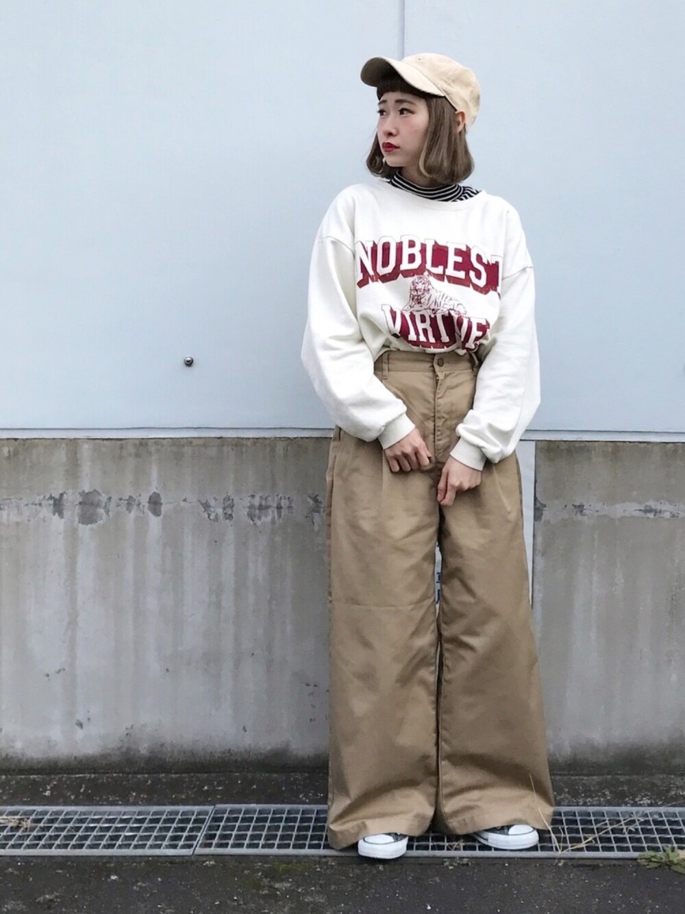 「春コーデ、ベージュパンツ、チノパン、ロゴスウェット、トレーナー、古着MIX、低身長、ちょこびおすすめ、キャップ、ボーイッシュ」｜「niko and...のオリジナルコットンアニマル短丈ワイドプルオーバー【niko and ...】（Tシャツ/カットソー、ベージュ系）」を使った、ちょこびさん（レディース・154cm）の春コーディネートの1枚目の写真