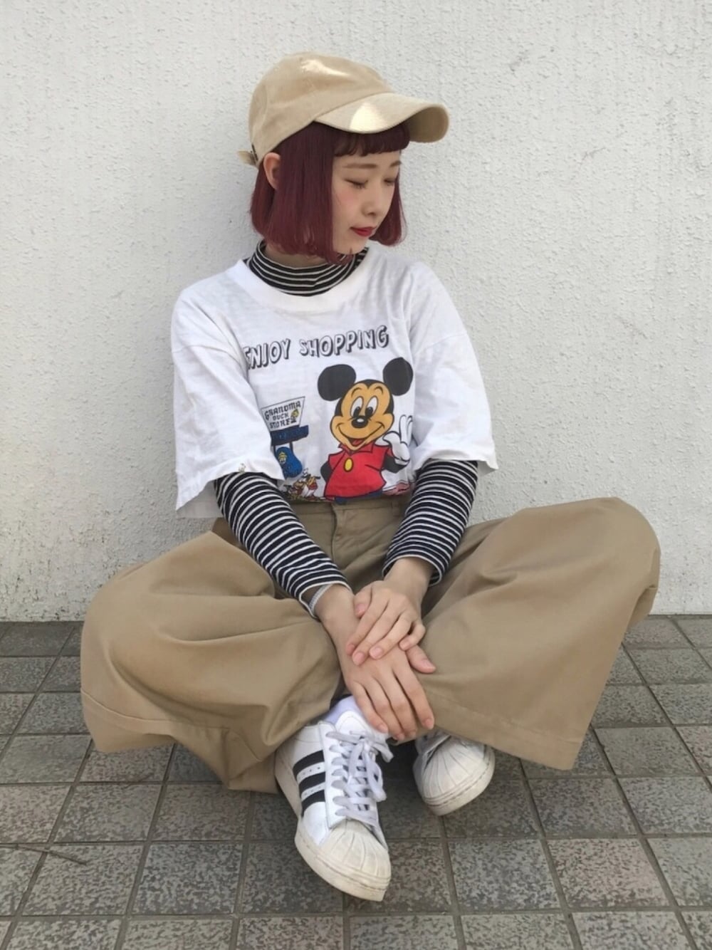 「休日スタイル、チノパン、ベージュパンツ、キャップ、ボーイッシュ、ミッキーT、スニーカーコーデ、ボーダートップス、古着MIX、ちょこび」｜「VISの【WEB限定】ワンタックチノワイドパンツ（チノパンツ、ベージュ系）」を使った、ちょこびさん（レディース・154cm）の春コーディネートの1枚目の写真