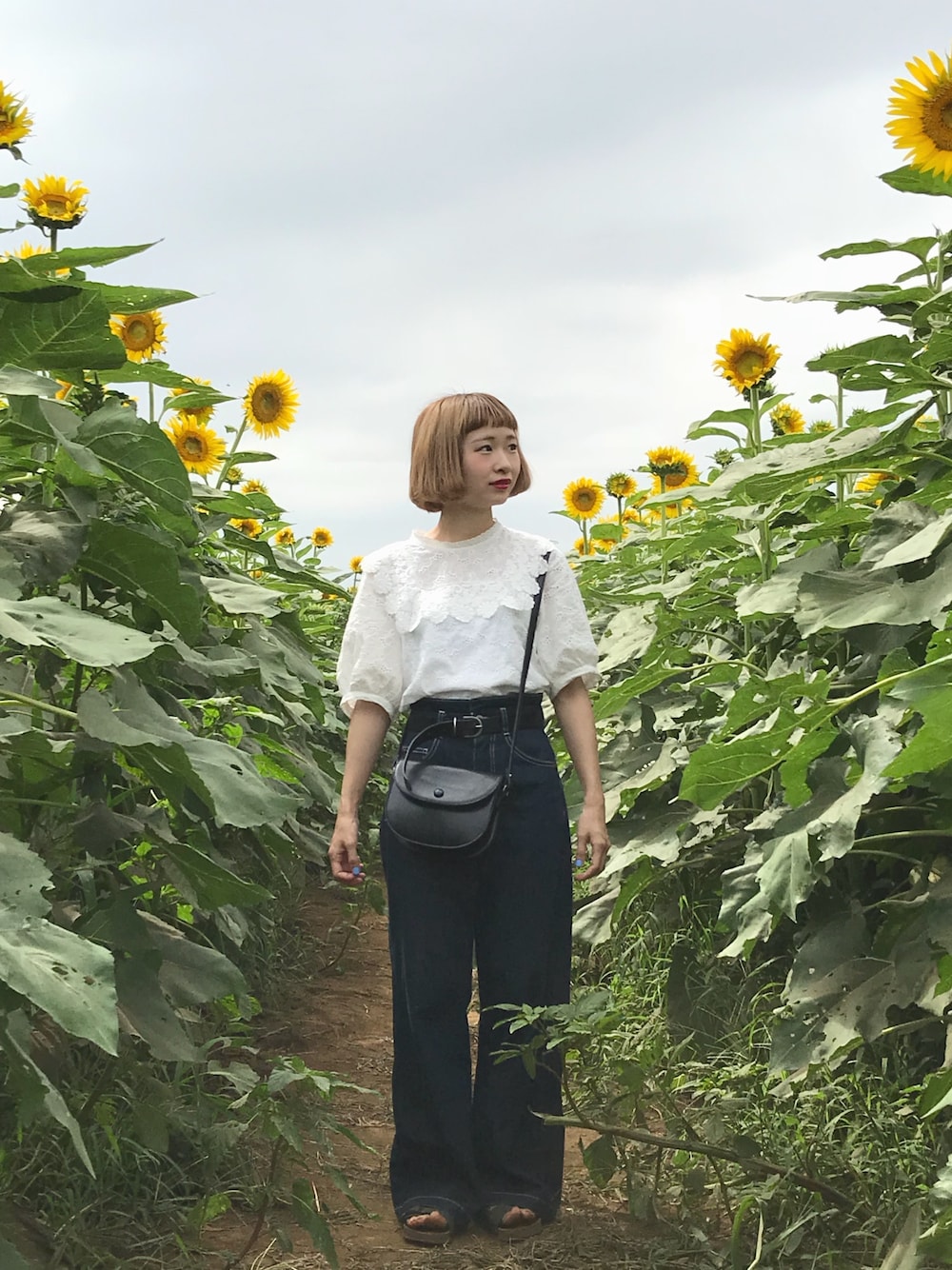 「白ブラウス、デニムパンツ、低身長コーデ、ちょこびおすすめ、おしゃれさんと繋がりたい、ひまわり、サンダル、ちょこび、summer、レーストップス」｜「w closetのスクエアレースカラー刺繍ブラウス（シャツ/ブラウス、ホワイト系）」を使った、ちょこびさん（レディース・154cm）の夏コーディネートの1枚目の写真