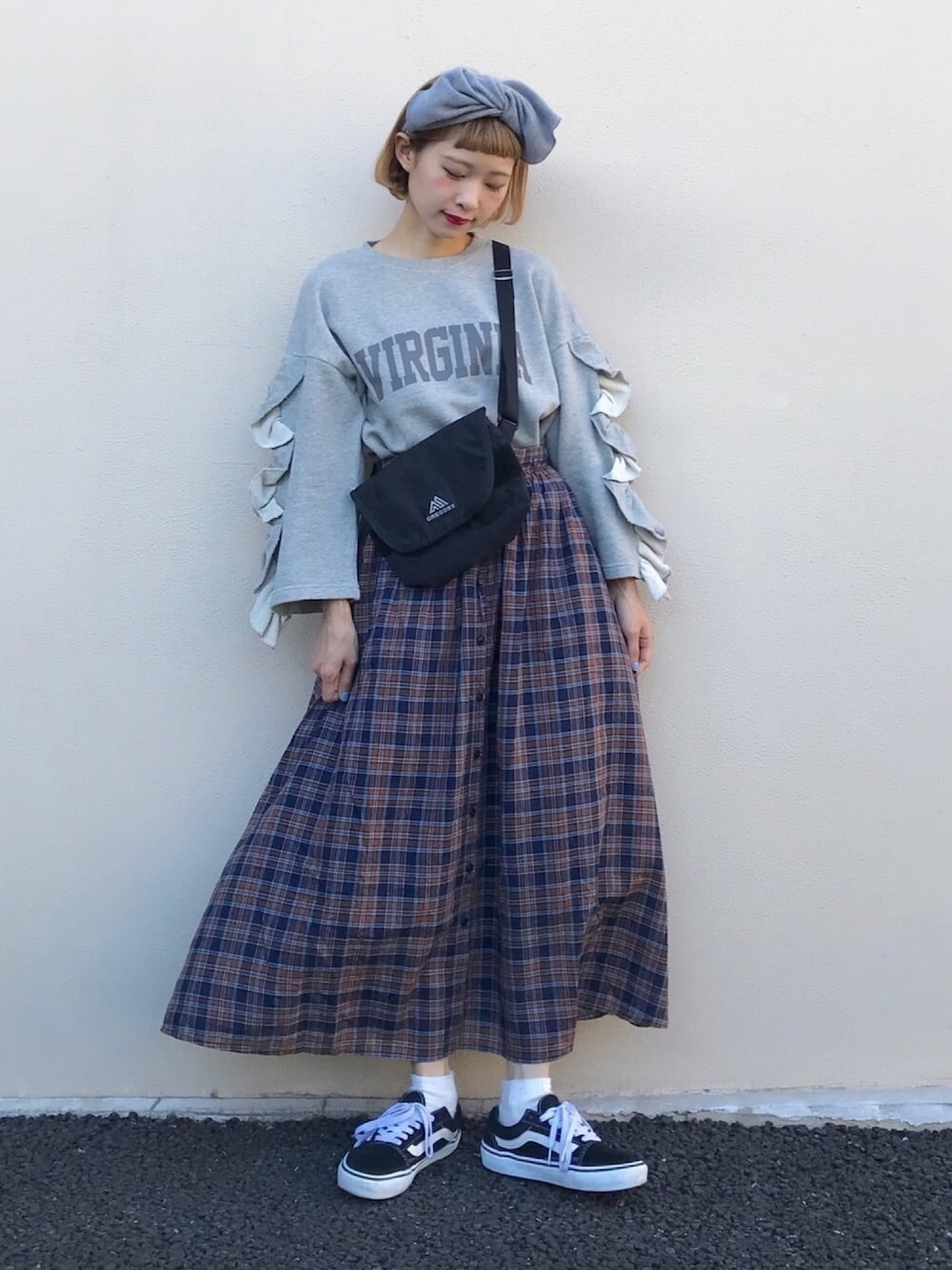 「秋服準備はじめました、ヘアバンド、ロゴスウェット、チェックスカート、オールドスクール、古着、秋コーデ、ちょこび、リメイク、フリルトップス」｜「LA BELLE ETUDEの【LA BELLE ETUDE】VIRGINIA フリルトップス（スウェット、グレー系）」を使った、ちょこびさん（レディース・154cm）の秋コーディネートの1枚目の写真